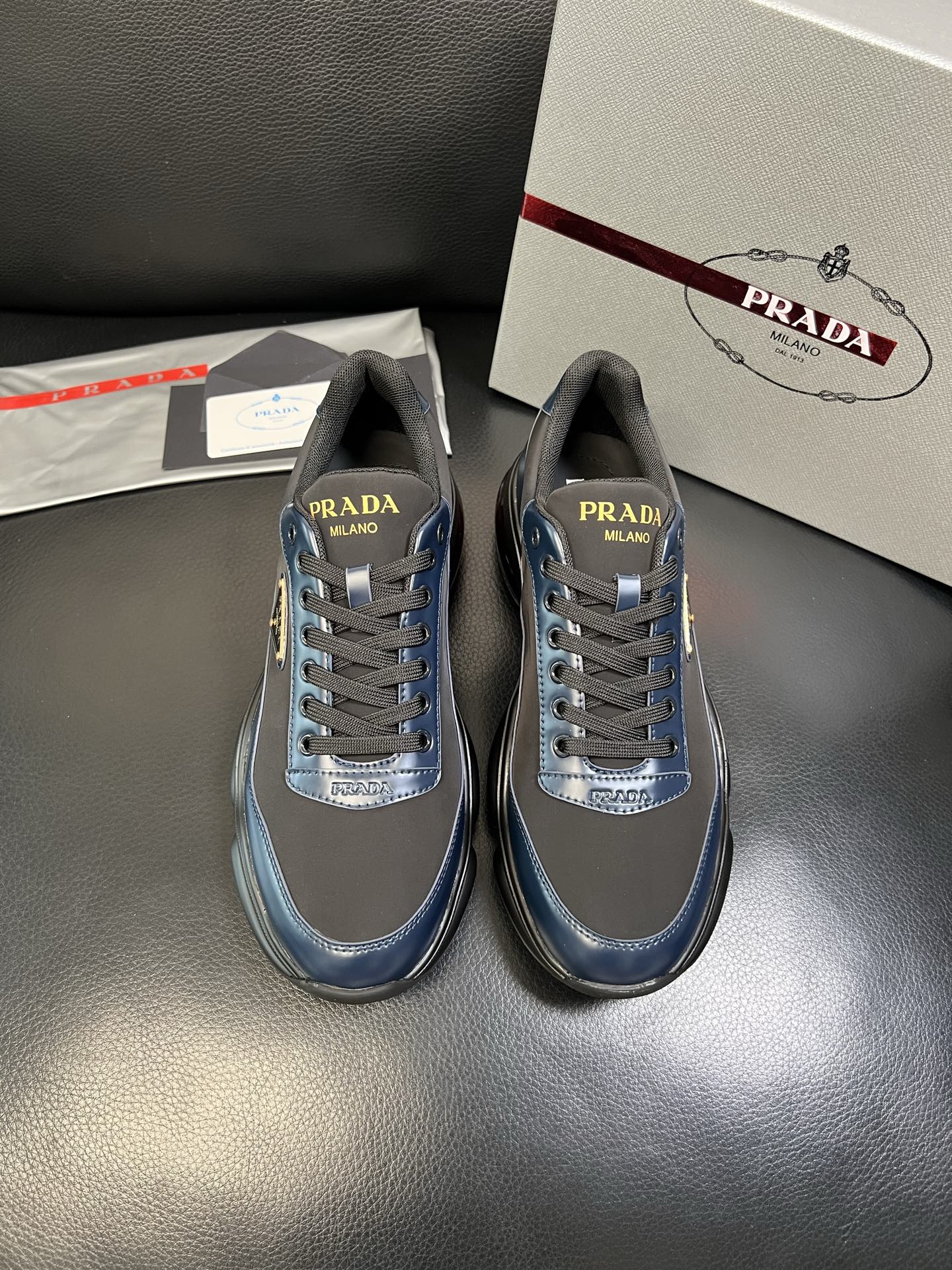 Prada 顶级工艺品，普拉达 专柜同步，原厂配置意大利进口牛皮面料，进口牛皮内里垫，透气舒适，鞋底：原