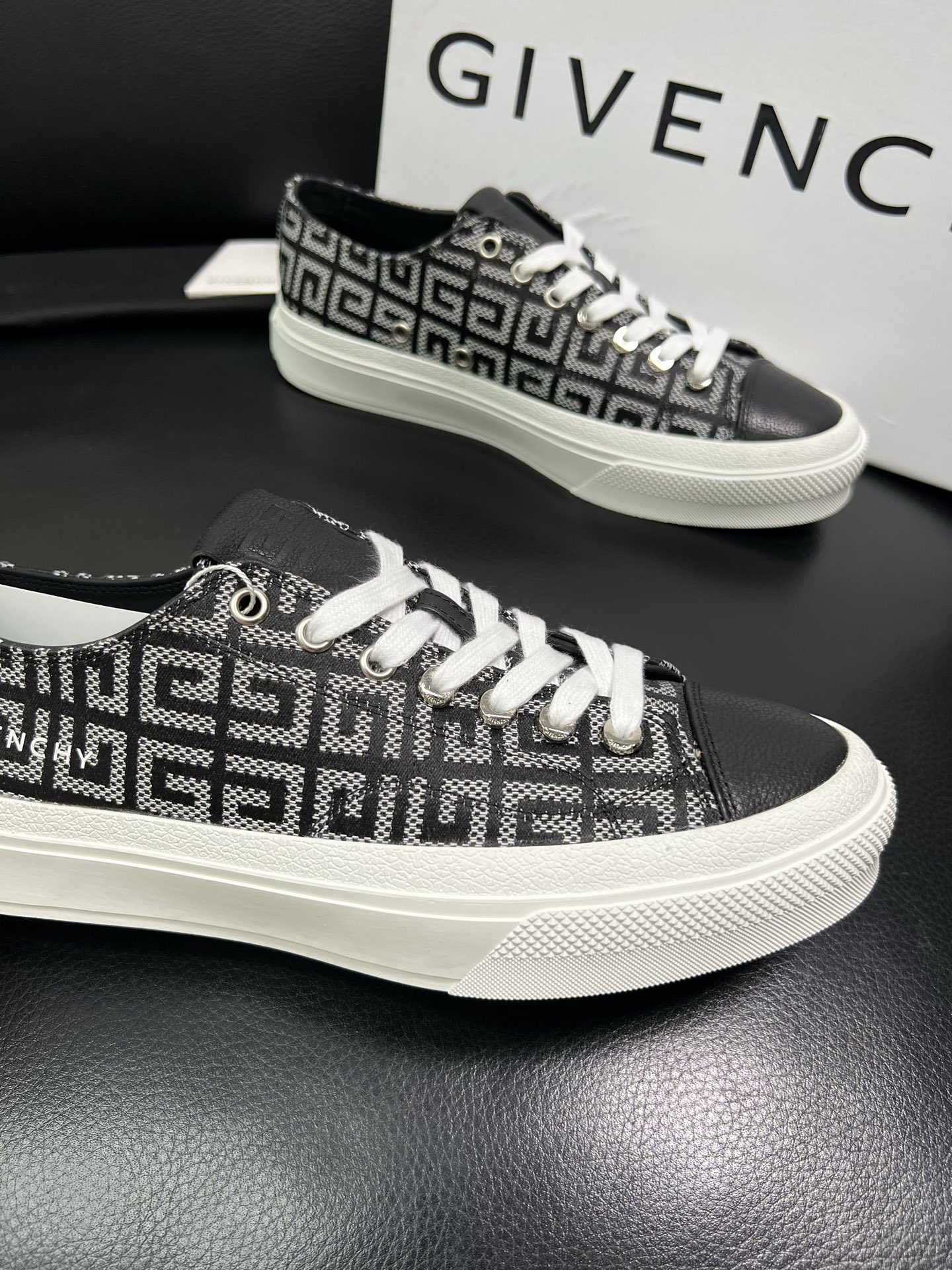 Givenchy 高品质 顶级工艺品 纪梵希 专柜同步原厂配置，意大利进口牛皮搭配网布面料，全鞋配件私模