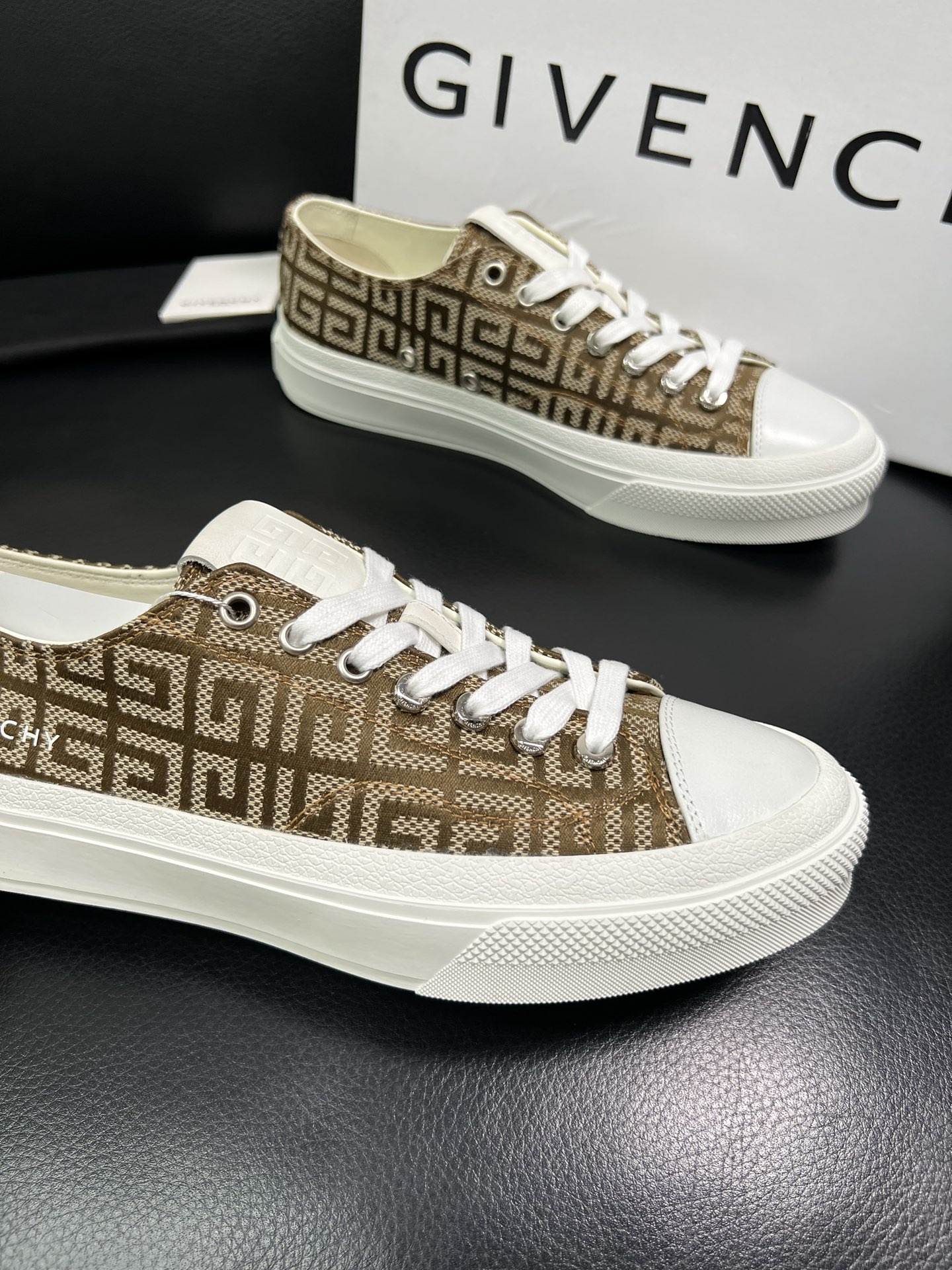 Givenchy 高品质 顶级工艺品 纪梵希 专柜同步原厂配置，意大利进口牛皮搭配网布面料，全鞋配件私模