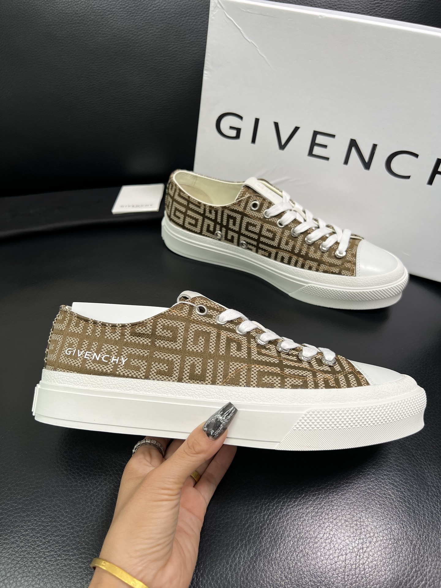 Givenchy 高品质 顶级工艺品 纪梵希 专柜同步原厂配置，意大利进口牛皮搭配网布面料，全鞋配件私模