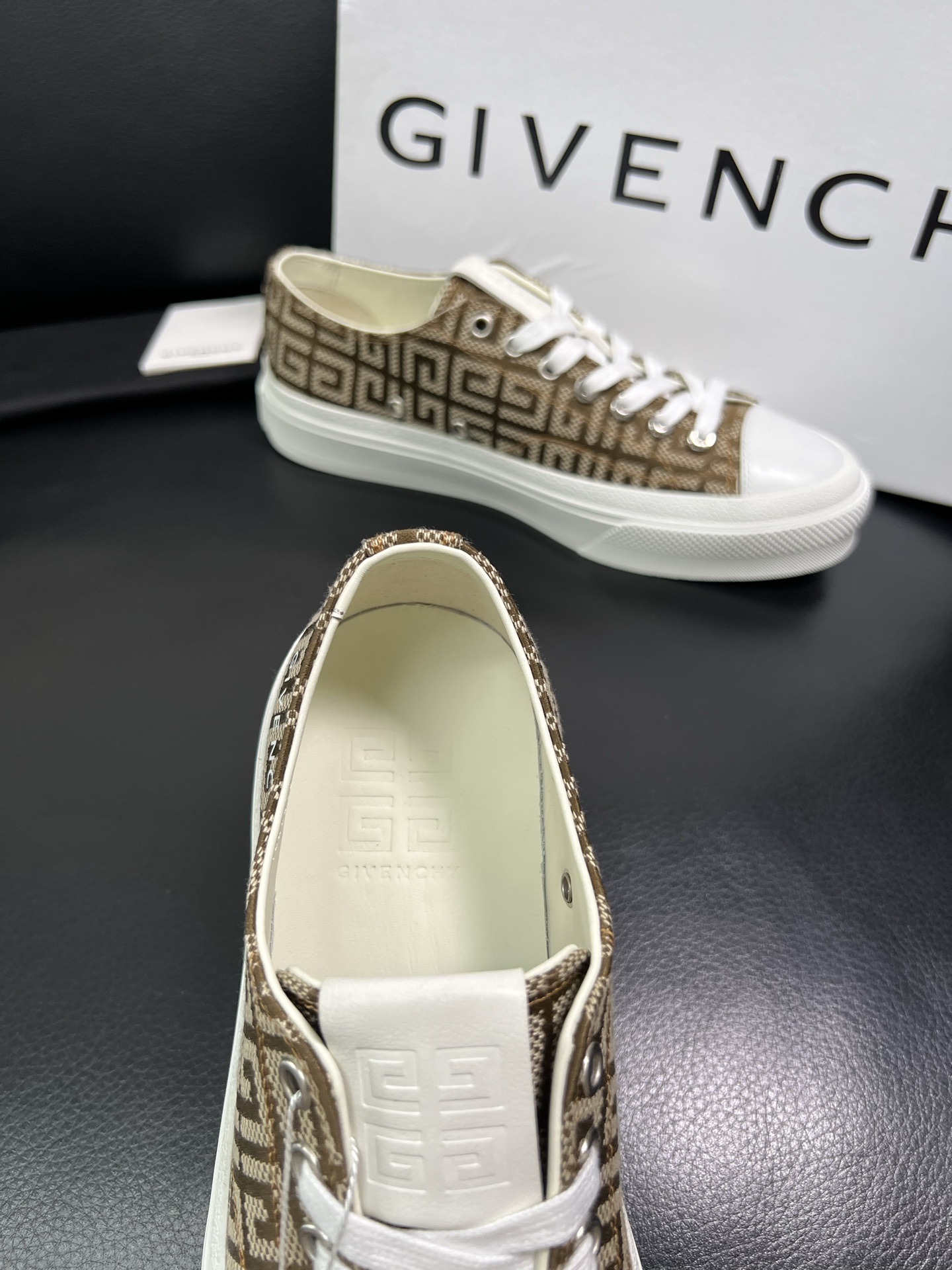 Givenchy 高品质 顶级工艺品 纪梵希 专柜同步原厂配置，意大利进口牛皮搭配网布面料，全鞋配件私模