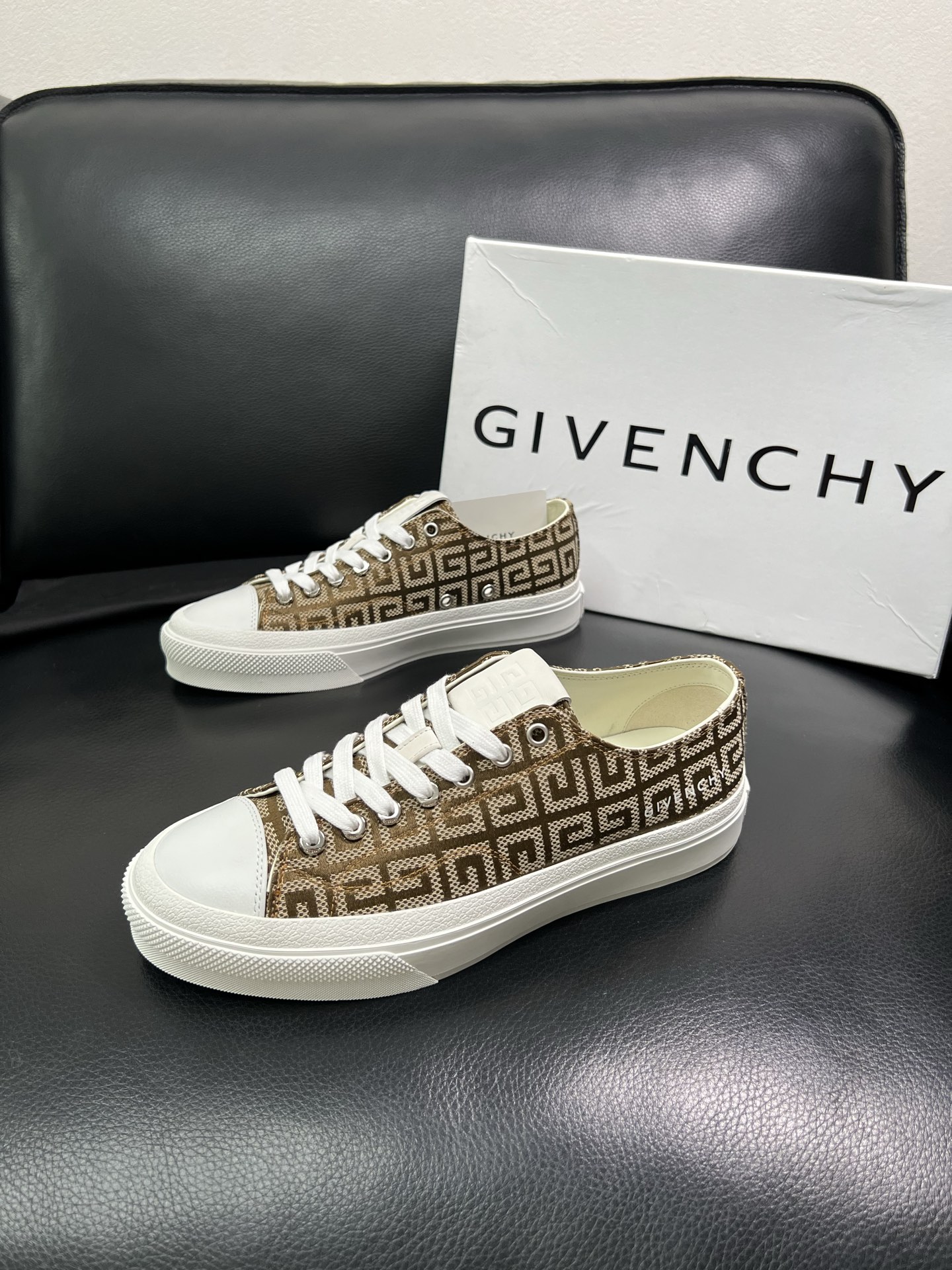 Givenchy 高品质 顶级工艺品 纪梵希 专柜同步原厂配置，意大利进口牛皮搭配网布面料，全鞋配件私模