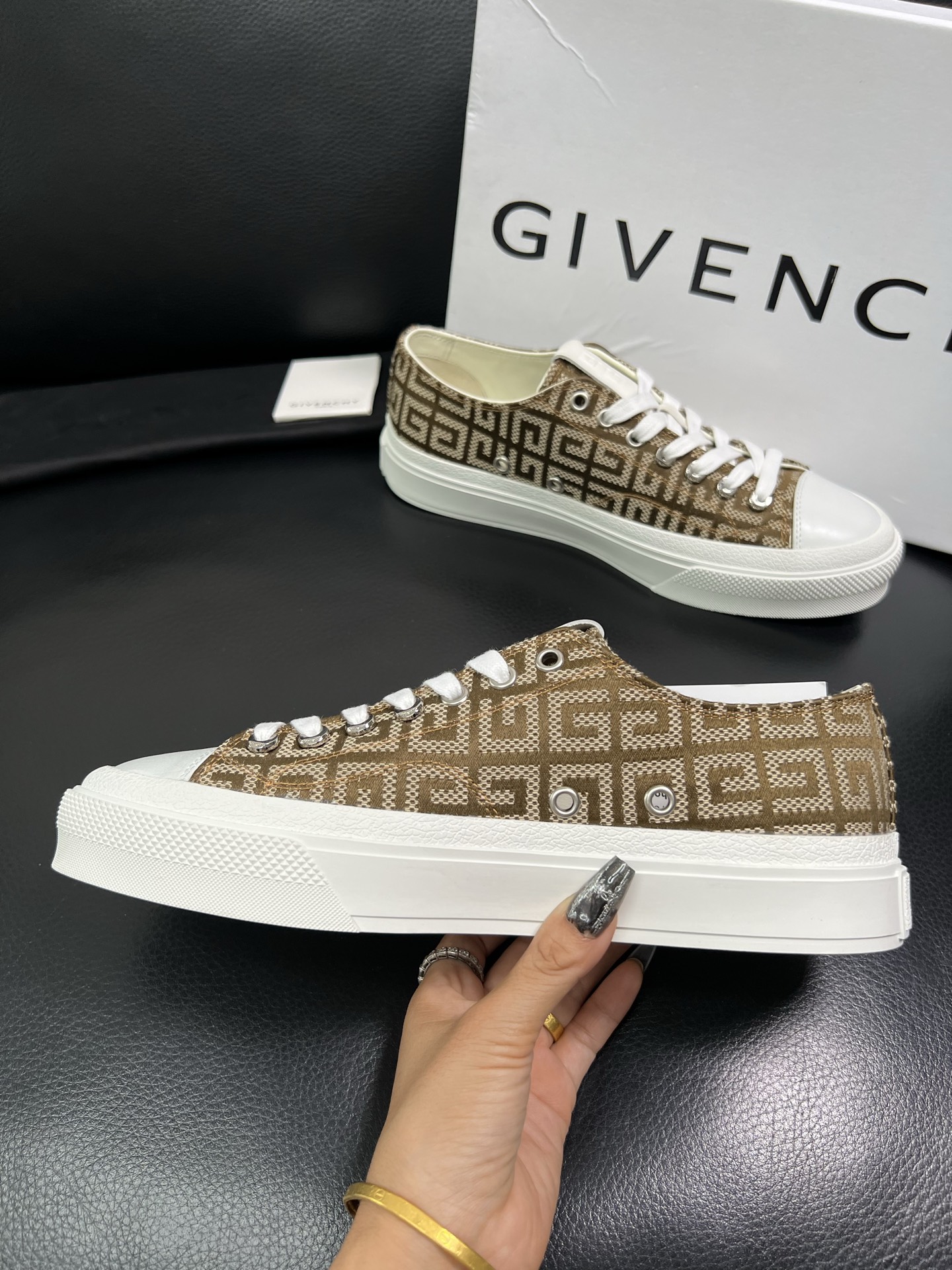 Givenchy 高品质 顶级工艺品 纪梵希 专柜同步原厂配置，意大利进口牛皮搭配网布面料，全鞋配件私模