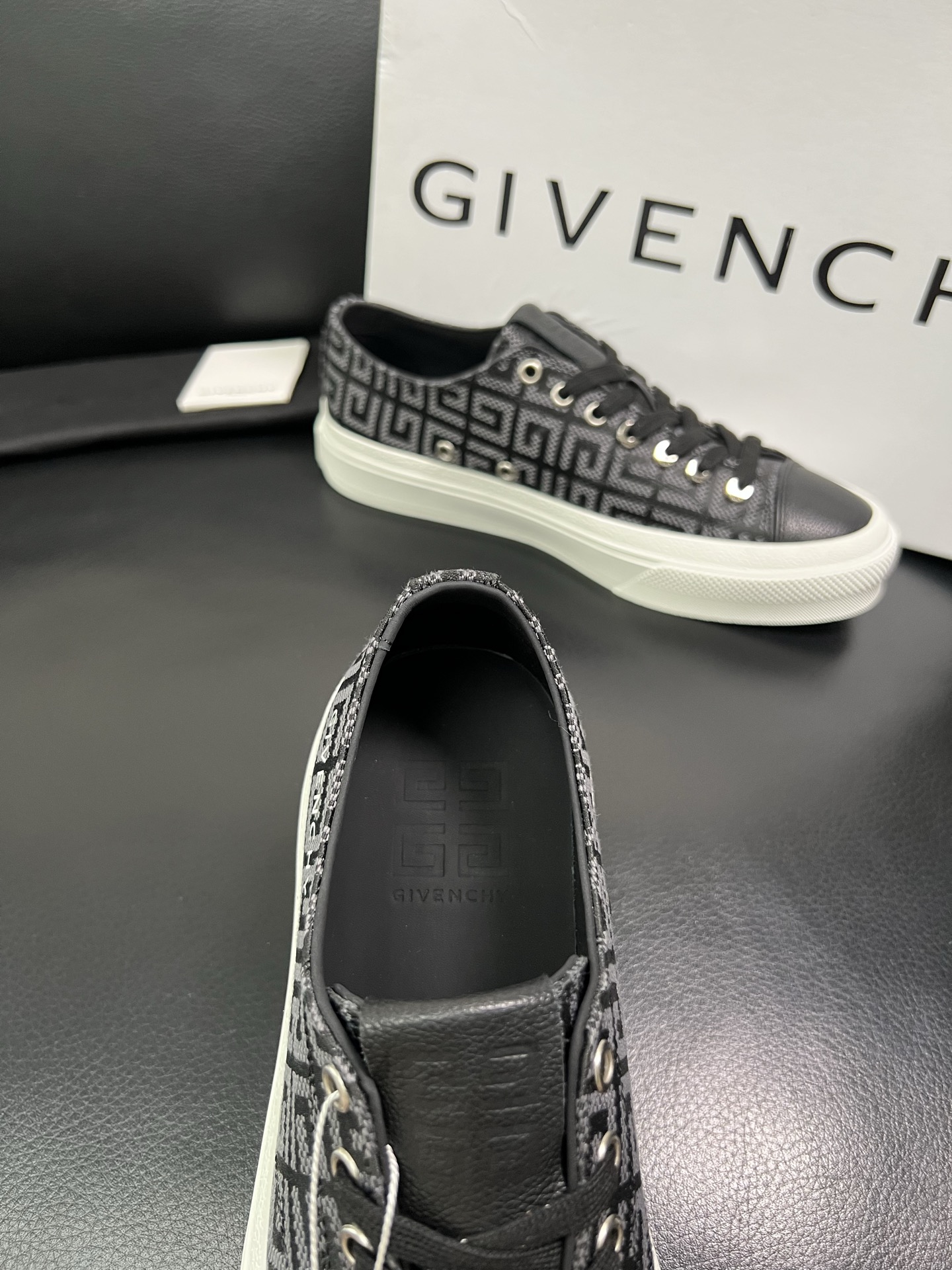 Givenchy 高品质 顶级工艺品 纪梵希 专柜同步原厂配置，意大利进口牛皮搭配网布面料，全鞋配件私模