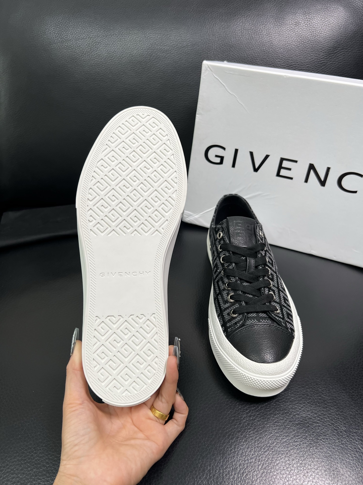 Givenchy 高品质 顶级工艺品 纪梵希 专柜同步原厂配置，意大利进口牛皮搭配网布面料，全鞋配件私模