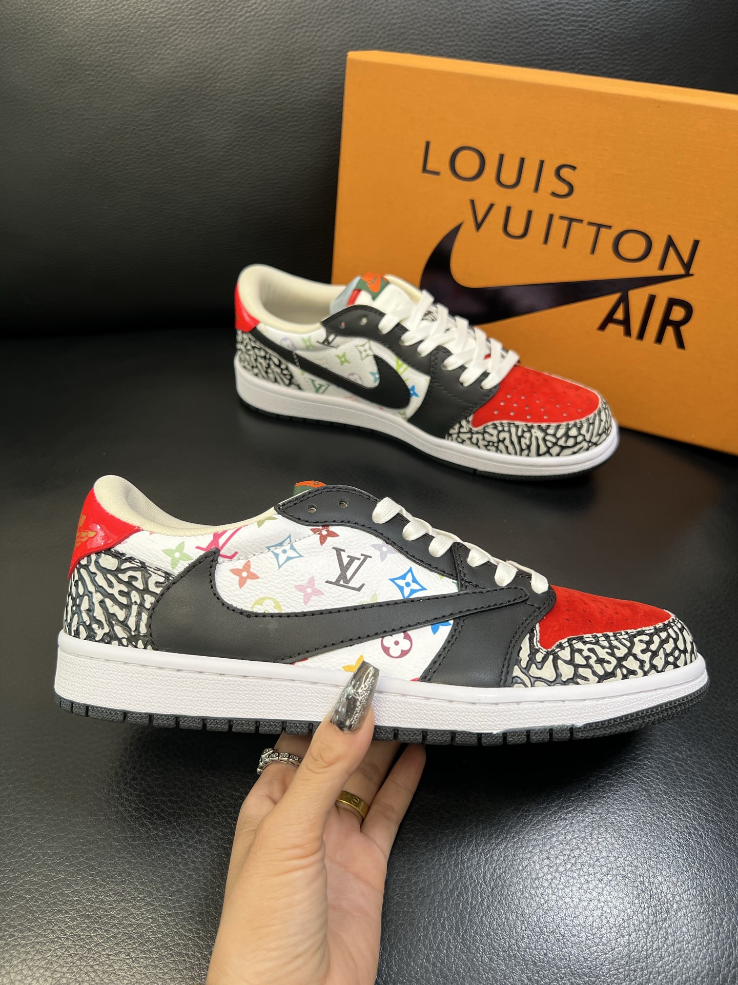 Lv联名nike 高品质 顶级工艺品 路易威登联名，专柜同步，鞋面意大利进口，高品质拼接缤纷色彩复杂工艺
