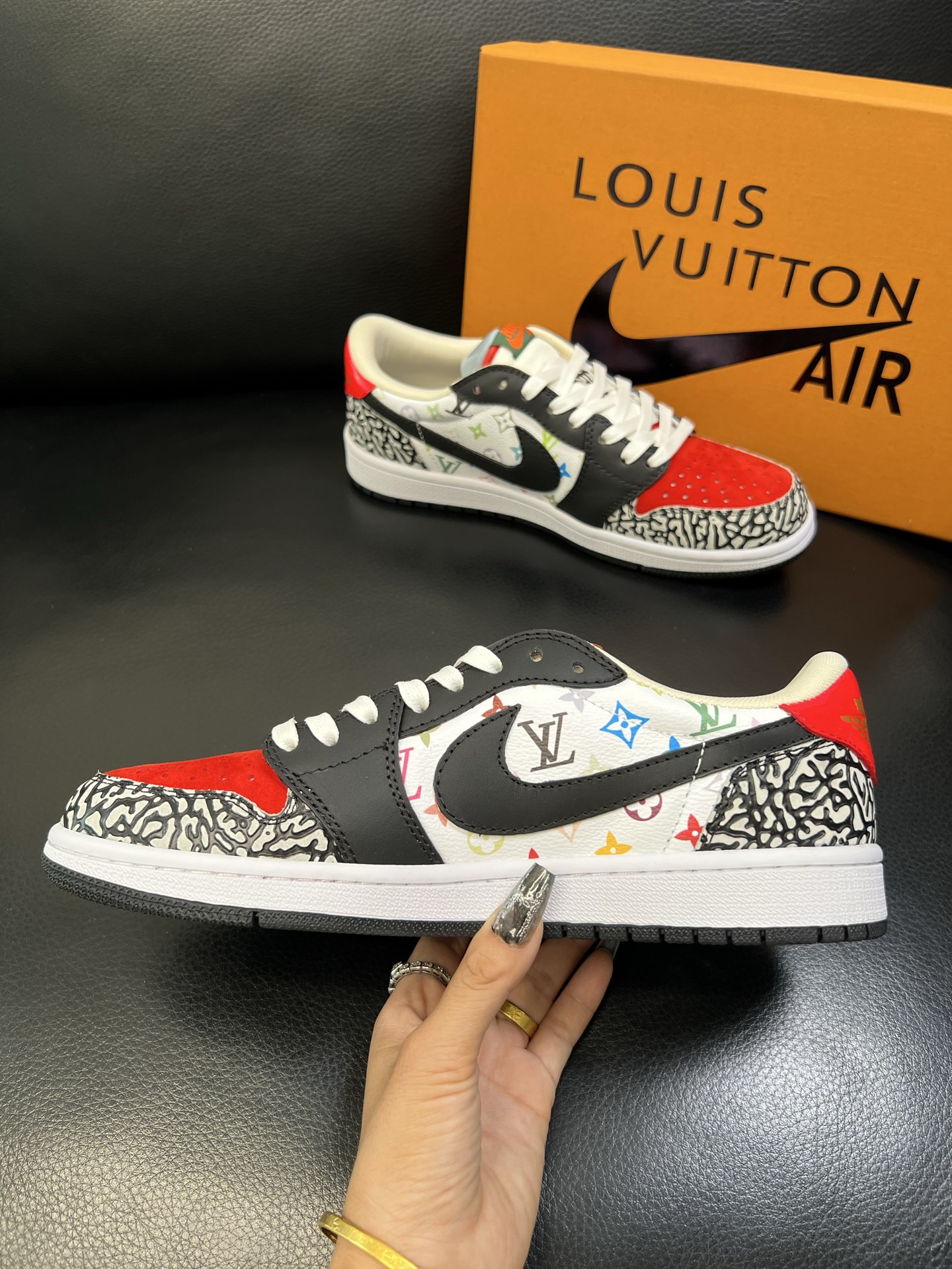 Lv联名nike 高品质 顶级工艺品 路易威登联名，专柜同步，鞋面意大利进口，高品质拼接缤纷色彩复杂工艺