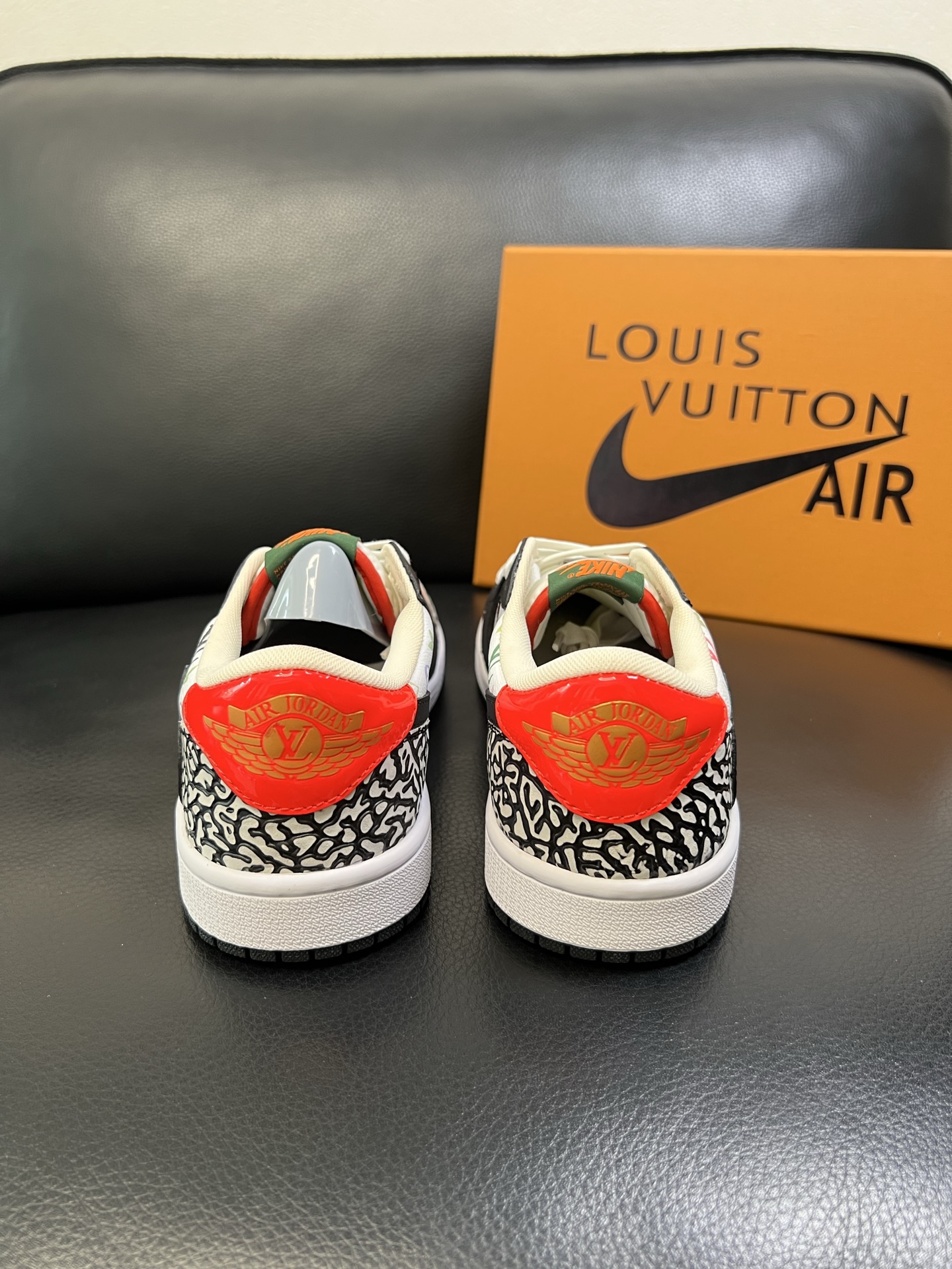 Lv联名nike 高品质 顶级工艺品 路易威登联名，专柜同步，鞋面意大利进口，高品质拼接缤纷色彩复杂工艺