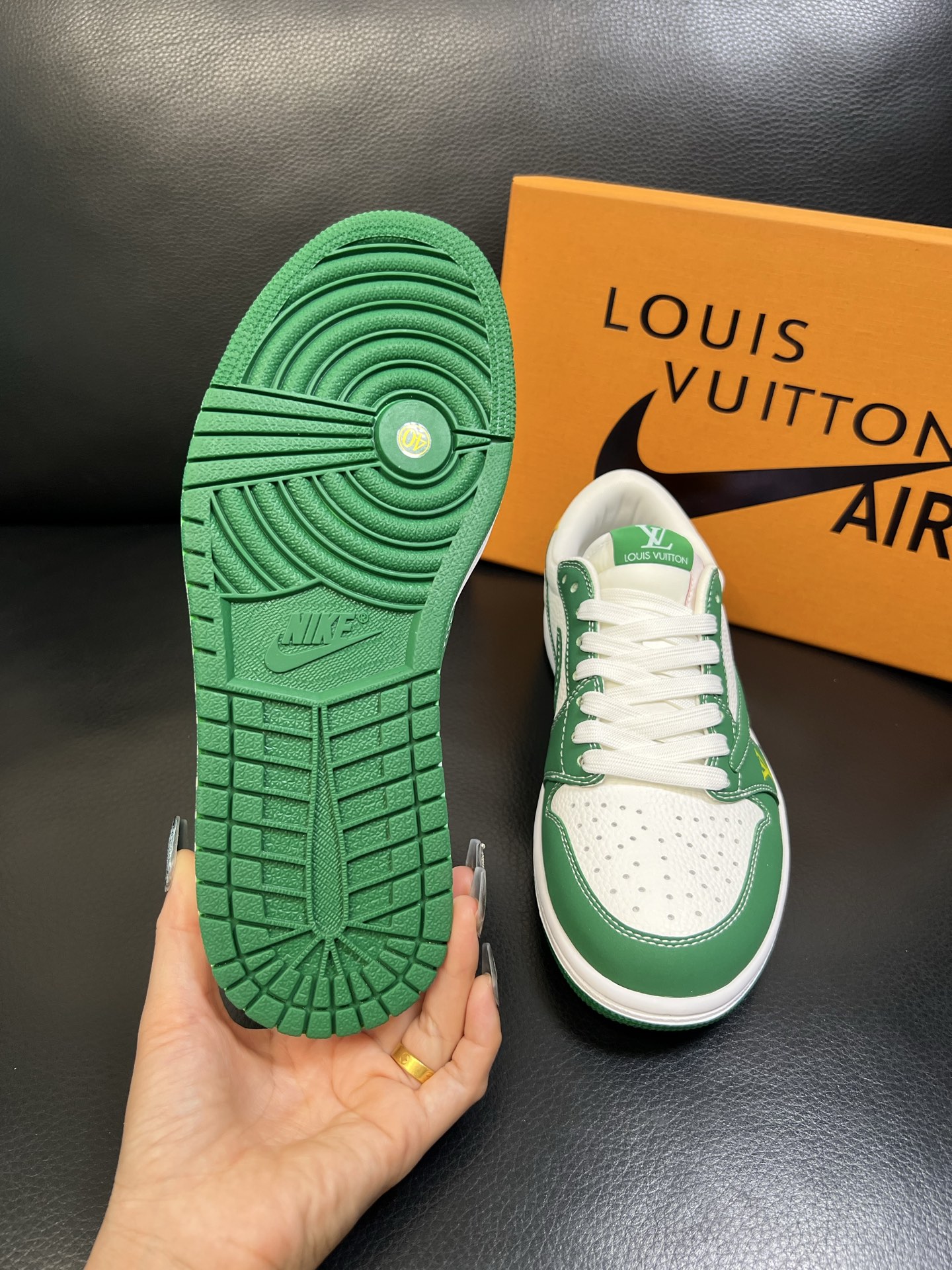 Lv联名nike 高品质 顶级工艺品 路易威登联名，专柜同步，鞋面意大利进口，高品质拼接缤纷色彩复杂工艺