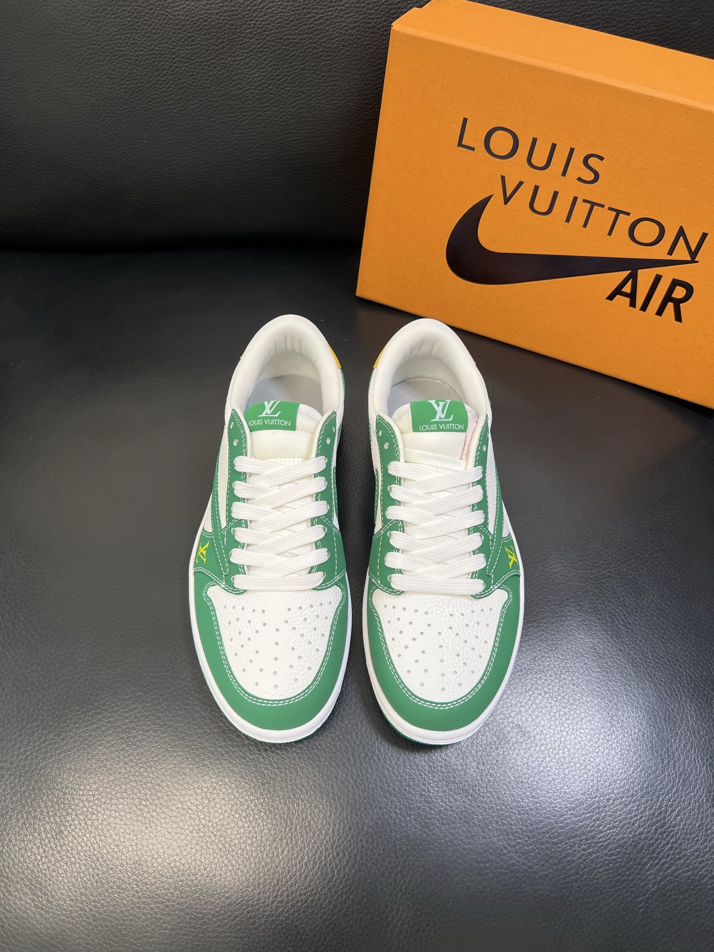 Lv联名nike 高品质 顶级工艺品 路易威登联名，专柜同步，鞋面意大利进口，高品质拼接缤纷色彩复杂工艺