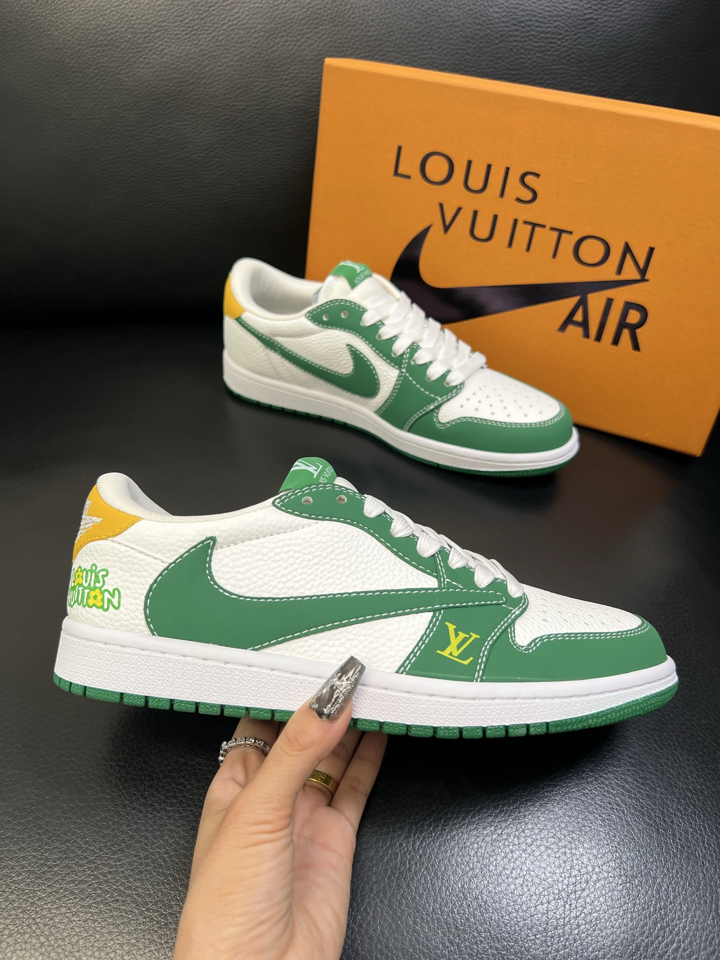 Lv联名nike 高品质 顶级工艺品 路易威登联名，专柜同步，鞋面意大利进口，高品质拼接缤纷色彩复杂工艺