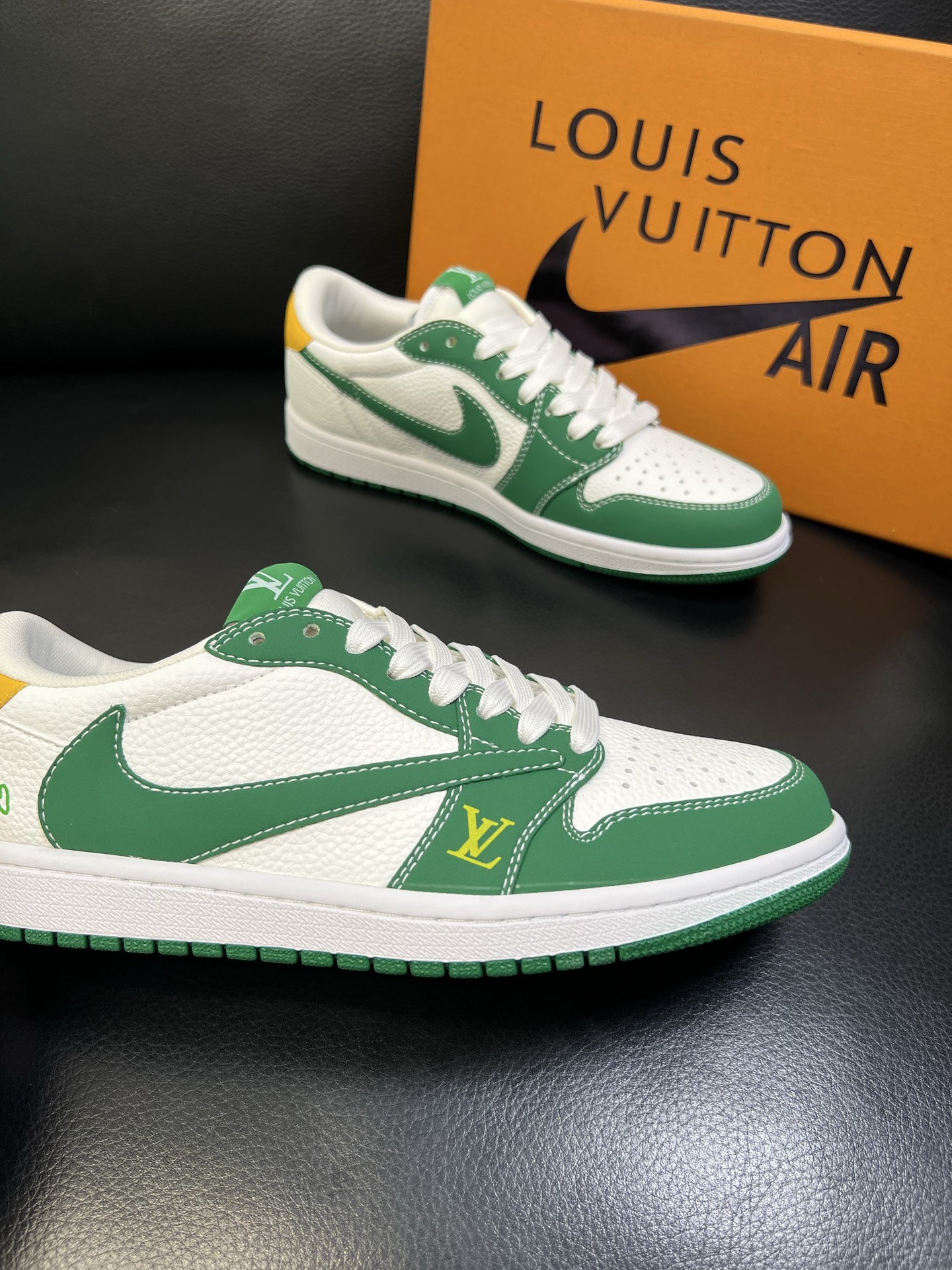 Lv联名nike 高品质 顶级工艺品 路易威登联名，专柜同步，鞋面意大利进口，高品质拼接缤纷色彩复杂工艺