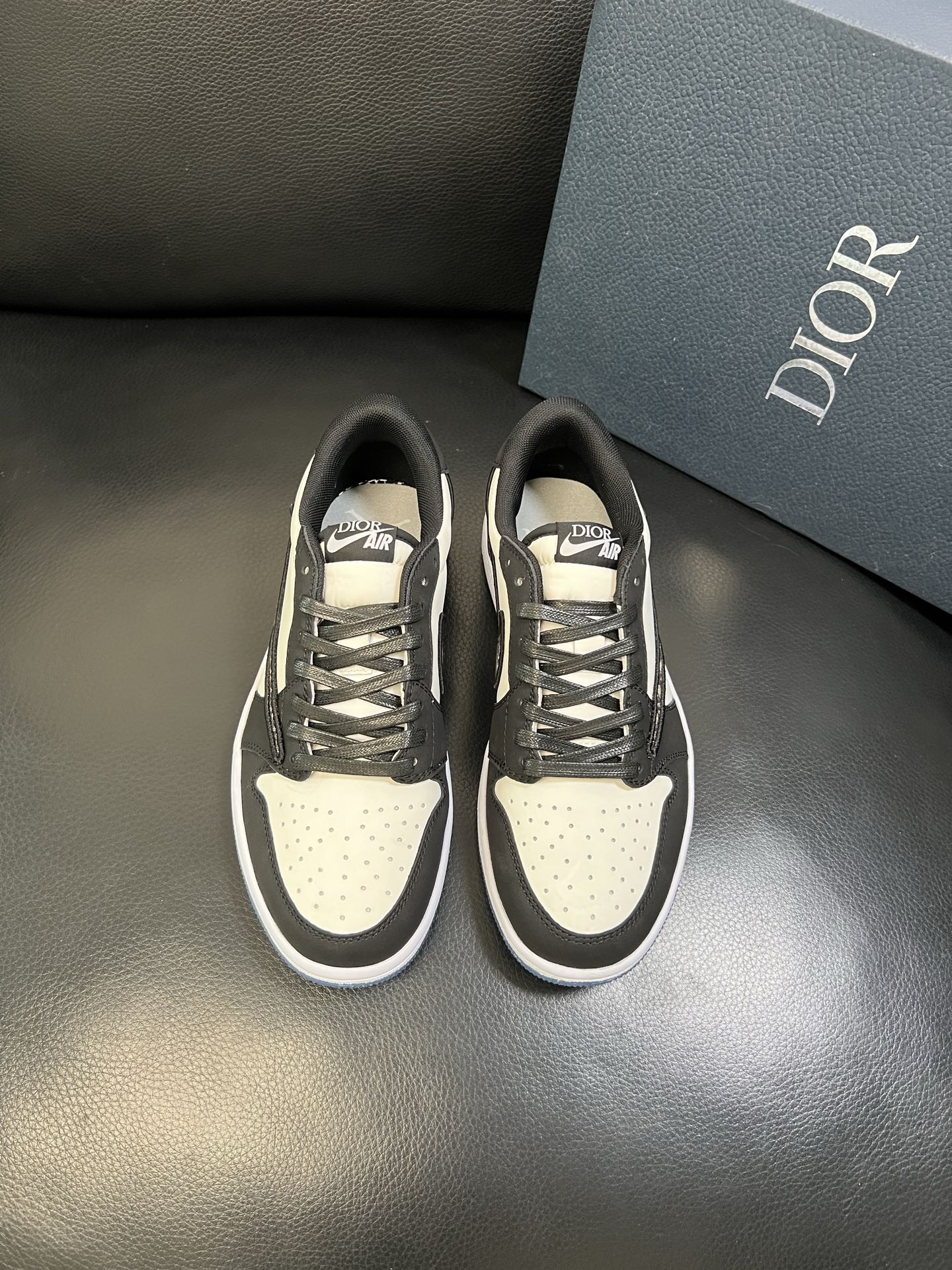 Dior X nike顶级工艺品 迪奥 专柜同步 原厂配置，意大利进口原版牛皮面料，透气舒适进口水染牛里