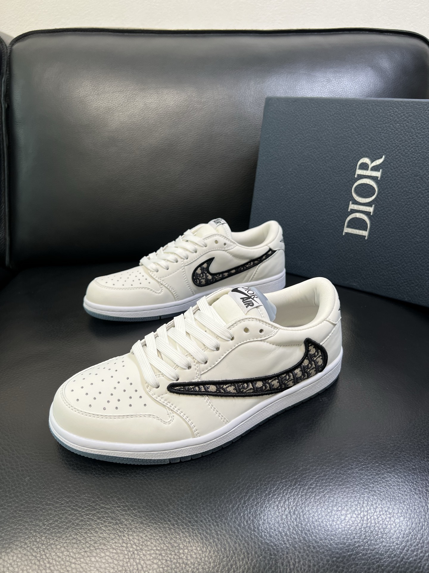 Dior X nike顶级工艺品 迪奥 专柜同步 原厂配置，意大利进口原版牛皮面料，透气舒适进口水染牛里