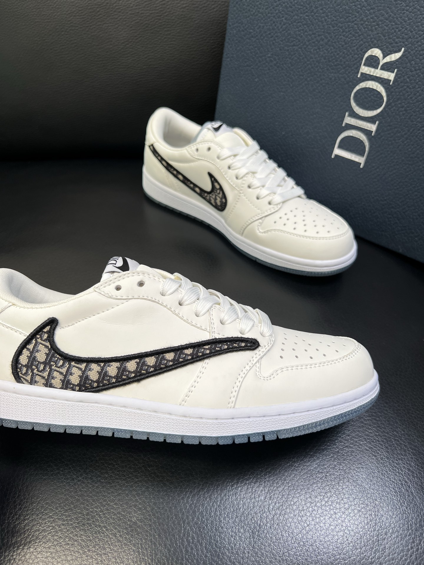 Dior X nike顶级工艺品 迪奥 专柜同步 原厂配置，意大利进口原版牛皮面料，透气舒适进口水染牛里