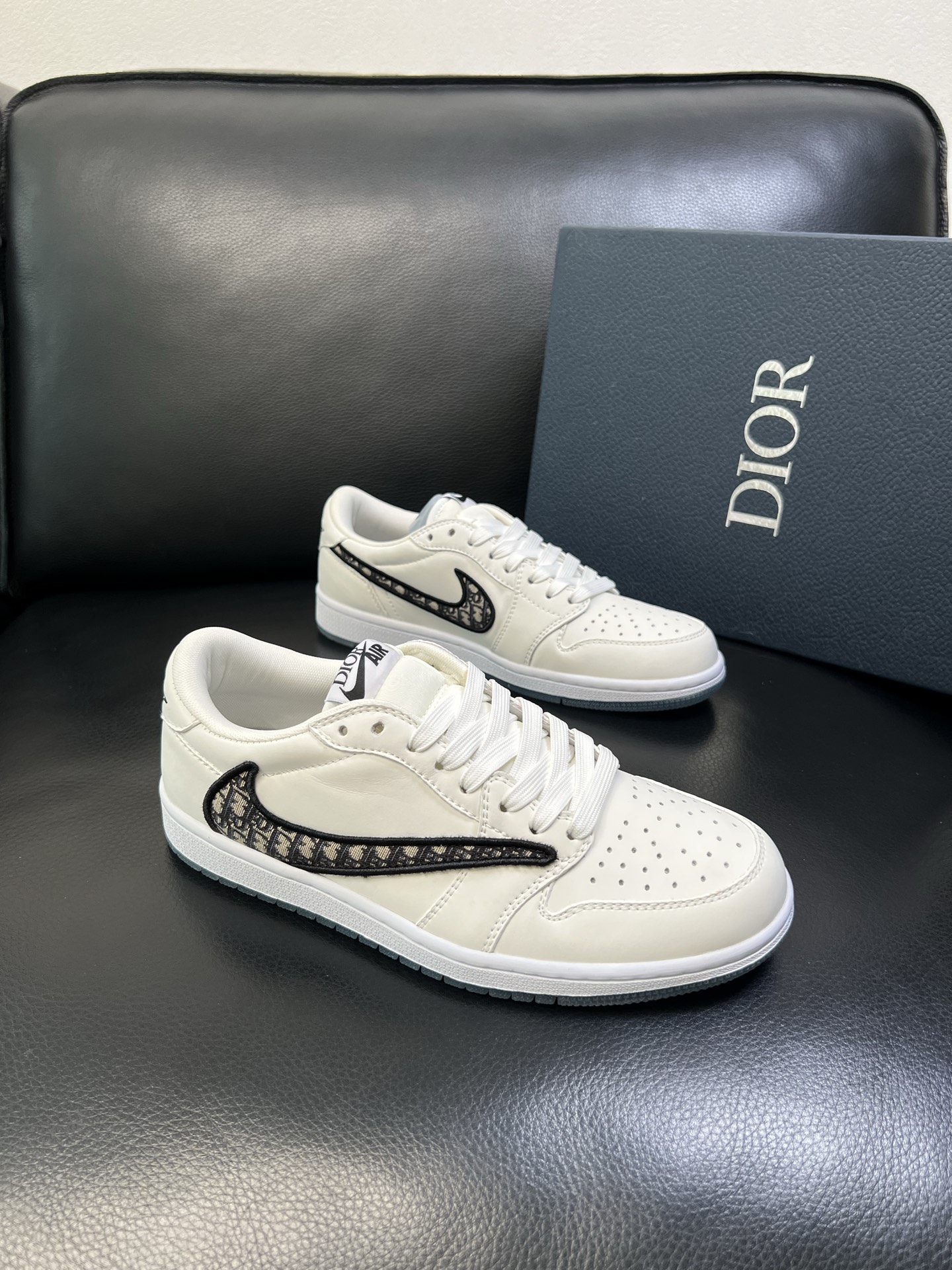Dior X nike顶级工艺品 迪奥 专柜同步 原厂配置，意大利进口原版牛皮面料，透气舒适进口水染牛里