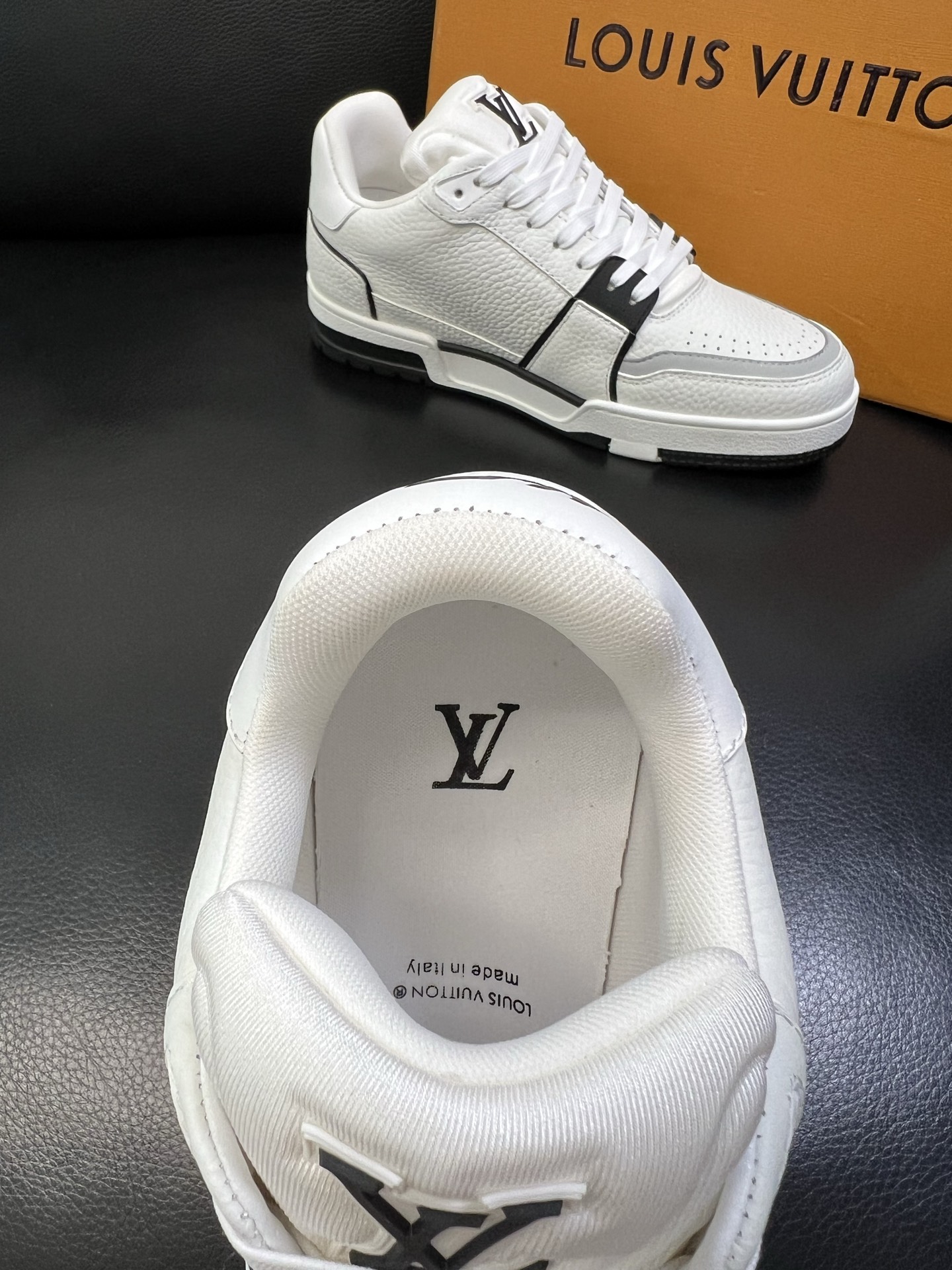 Lv 顶级代购 路易威登，运动板鞋专柜同步，鞋面意大利进口，高品质拼接缤纷色彩复杂工艺品，进口网布里垫柔