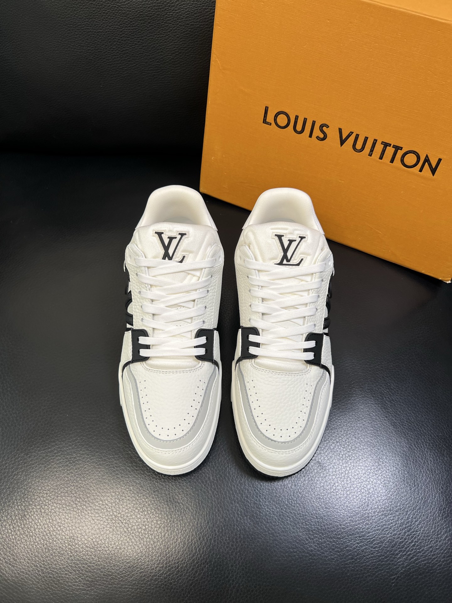 Lv 顶级代购 路易威登，运动板鞋专柜同步，鞋面意大利进口，高品质拼接缤纷色彩复杂工艺品，进口网布里垫柔