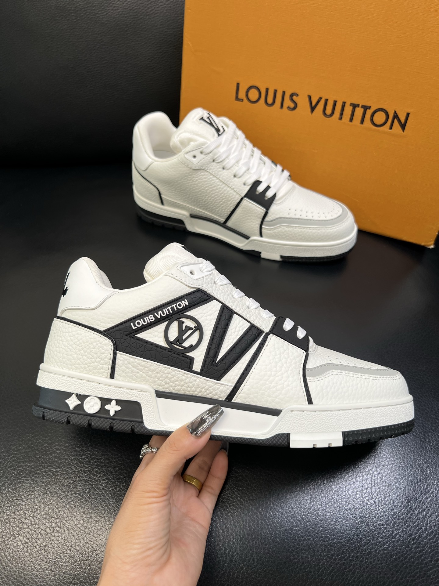 Lv 顶级代购 路易威登，运动板鞋专柜同步，鞋面意大利进口，高品质拼接缤纷色彩复杂工艺品，进口网布里垫柔