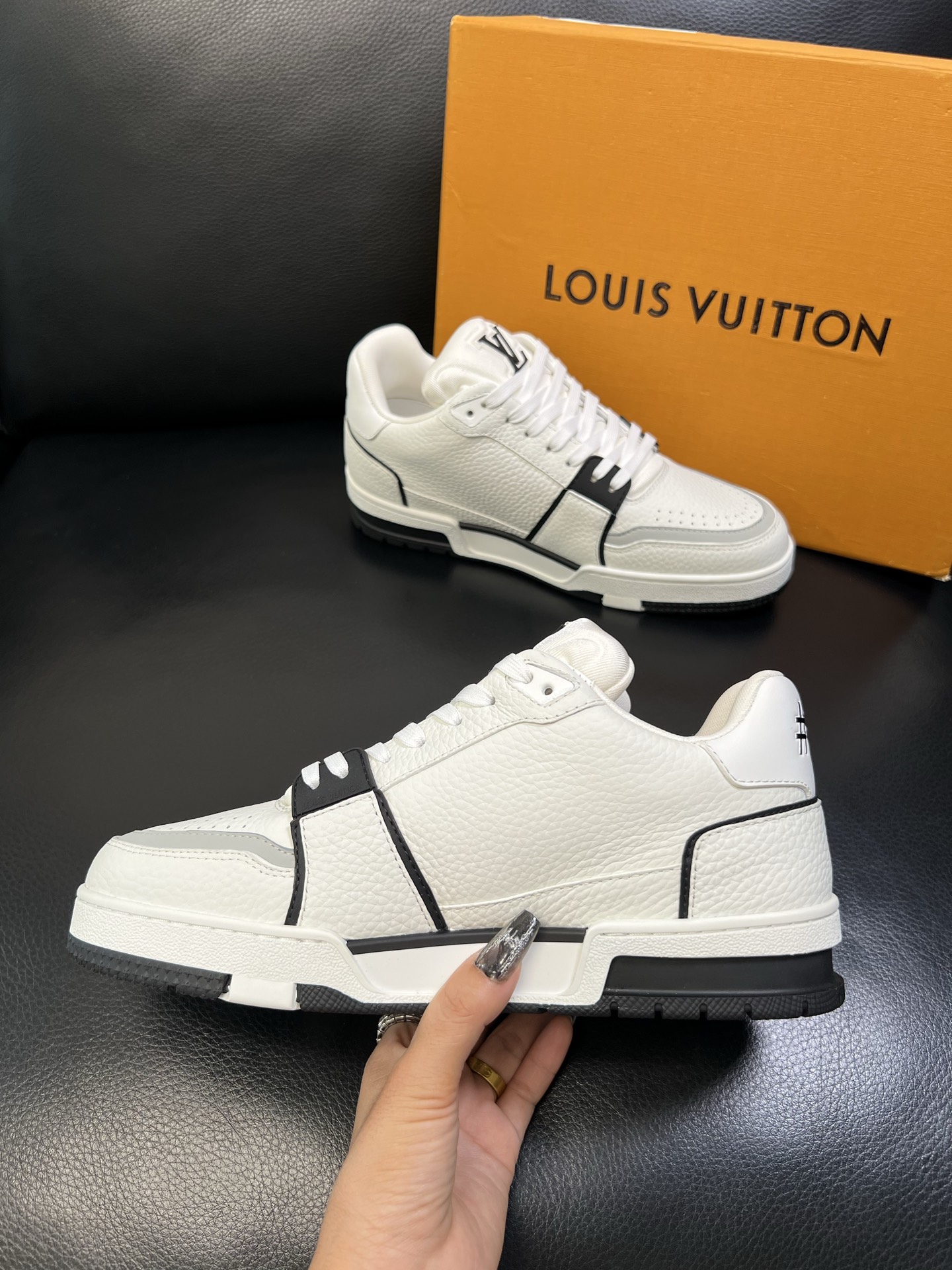 Lv 顶级代购 路易威登，运动板鞋专柜同步，鞋面意大利进口，高品质拼接缤纷色彩复杂工艺品，进口网布里垫柔