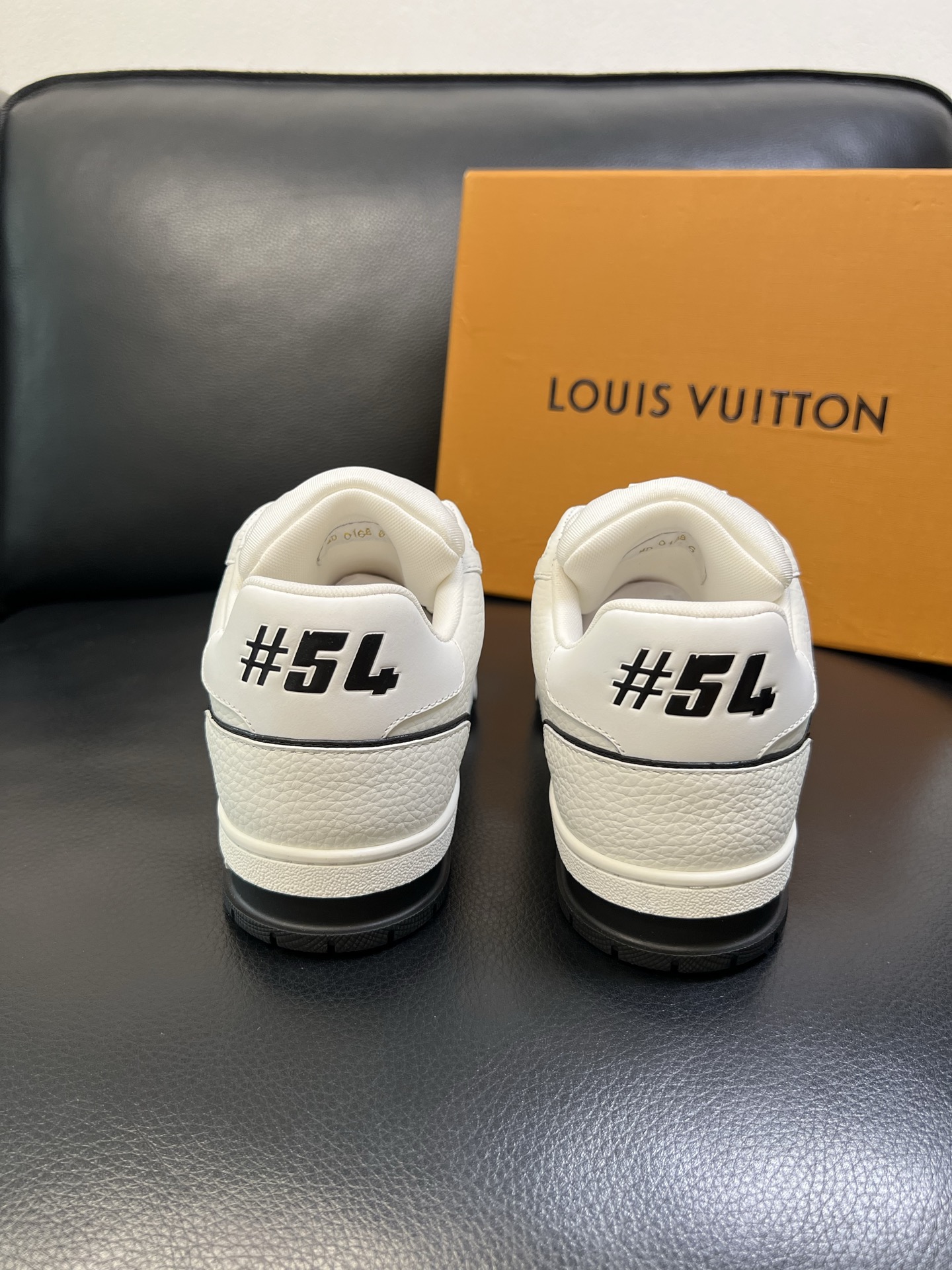 Lv 顶级代购 路易威登，运动板鞋专柜同步，鞋面意大利进口，高品质拼接缤纷色彩复杂工艺品，进口网布里垫柔