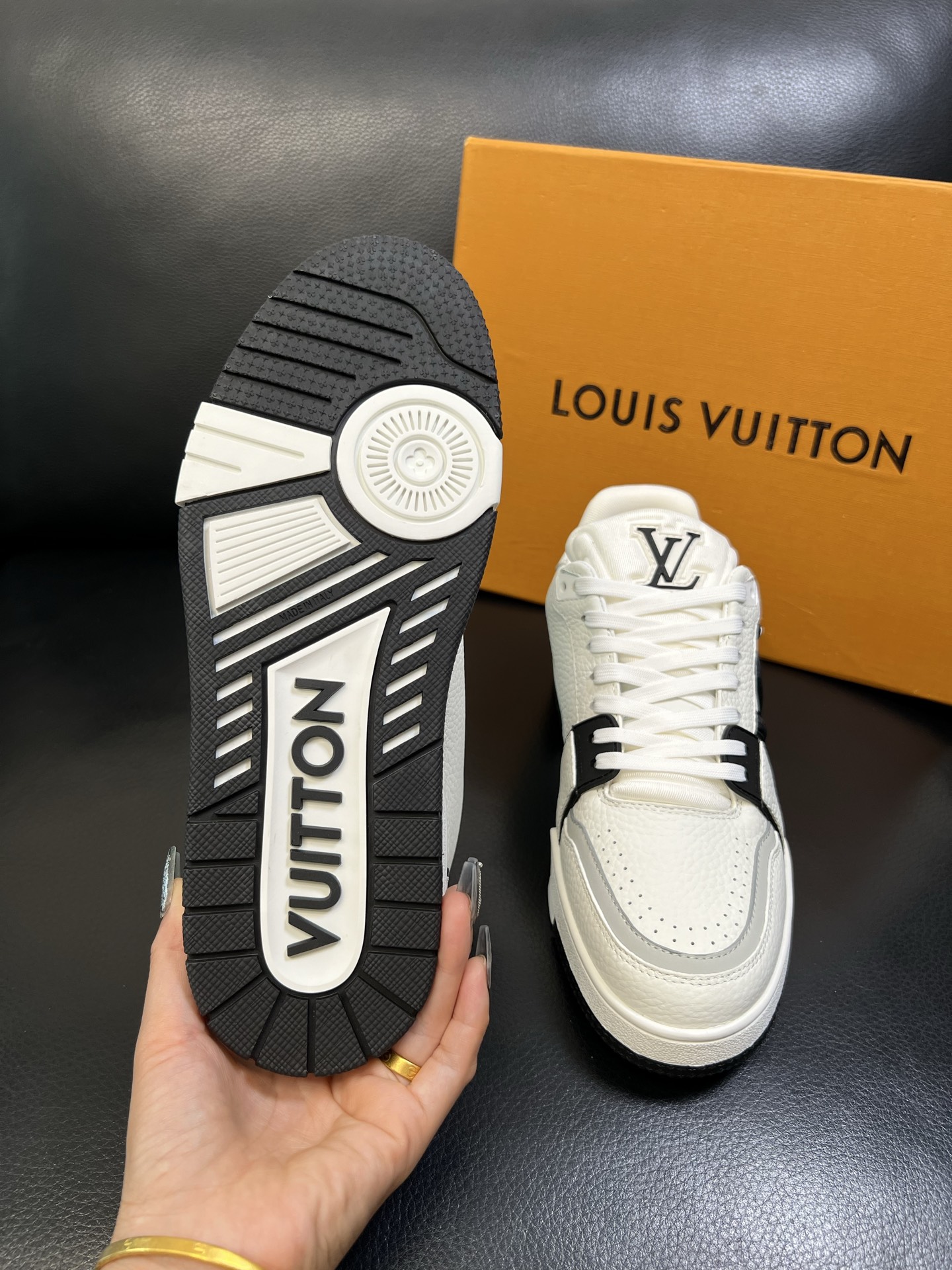 Lv 顶级代购 路易威登，运动板鞋专柜同步，鞋面意大利进口，高品质拼接缤纷色彩复杂工艺品，进口网布里垫柔