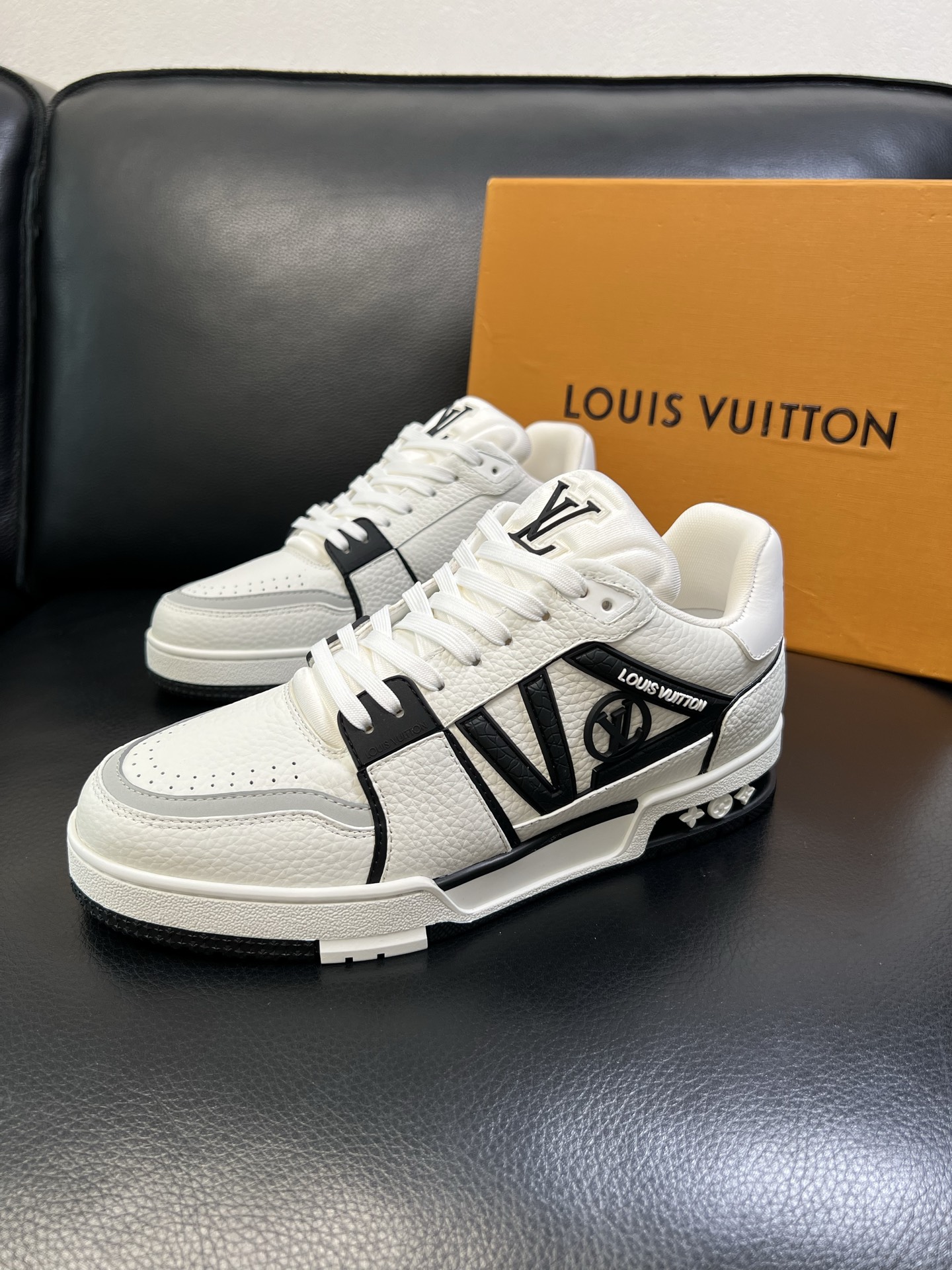 Lv 顶级代购 路易威登，运动板鞋专柜同步，鞋面意大利进口，高品质拼接缤纷色彩复杂工艺品，进口网布里垫柔