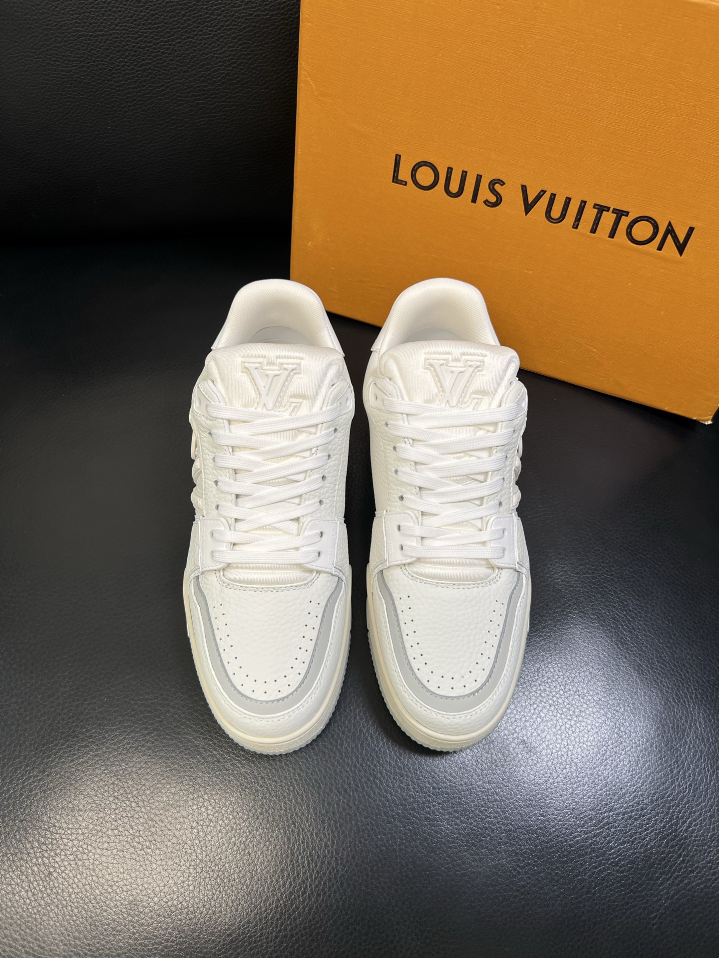 Lv 顶级代购 路易威登，运动板鞋专柜同步，鞋面意大利进口，高品质拼接缤纷色彩复杂工艺品，进口网布里垫柔