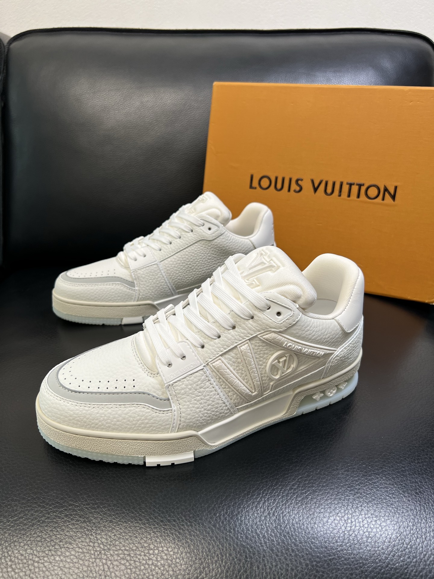 Lv 顶级代购 路易威登，运动板鞋专柜同步，鞋面意大利进口，高品质拼接缤纷色彩复杂工艺品，进口网布里垫柔