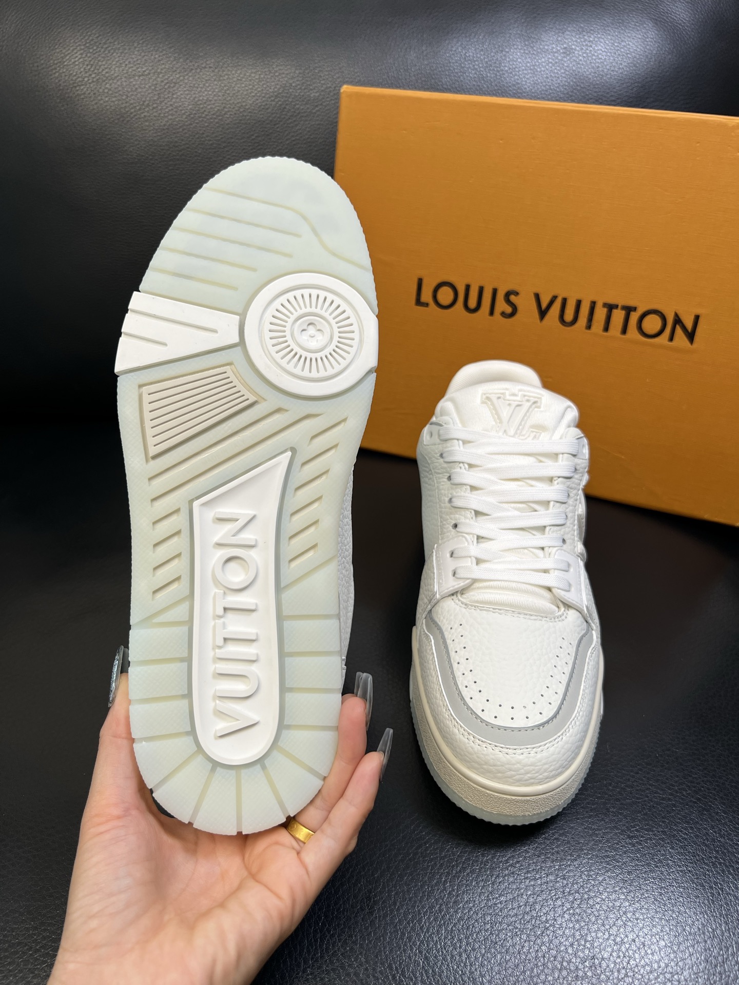 Lv 顶级代购 路易威登，运动板鞋专柜同步，鞋面意大利进口，高品质拼接缤纷色彩复杂工艺品，进口网布里垫柔