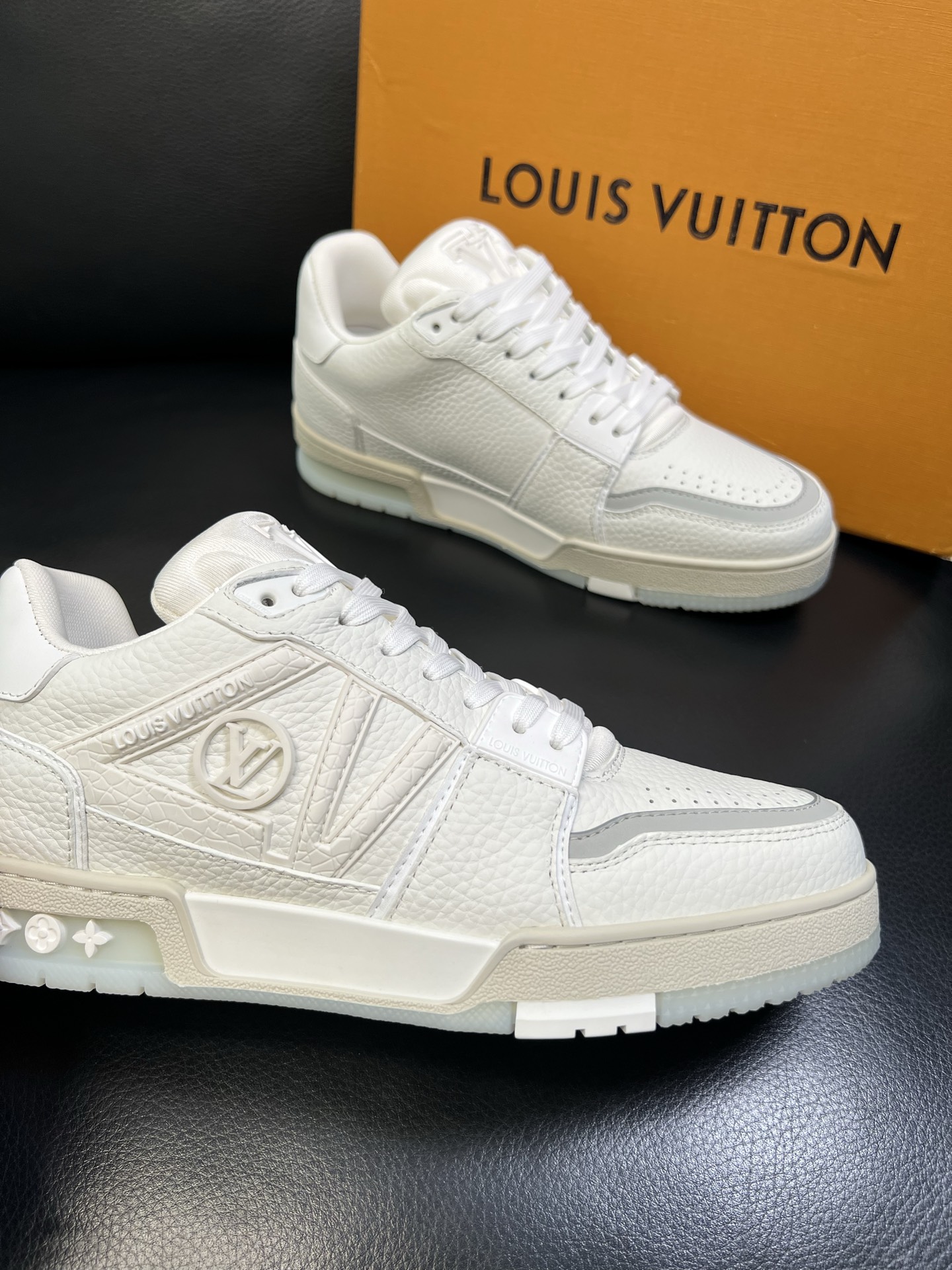 Lv 顶级代购 路易威登，运动板鞋专柜同步，鞋面意大利进口，高品质拼接缤纷色彩复杂工艺品，进口网布里垫柔