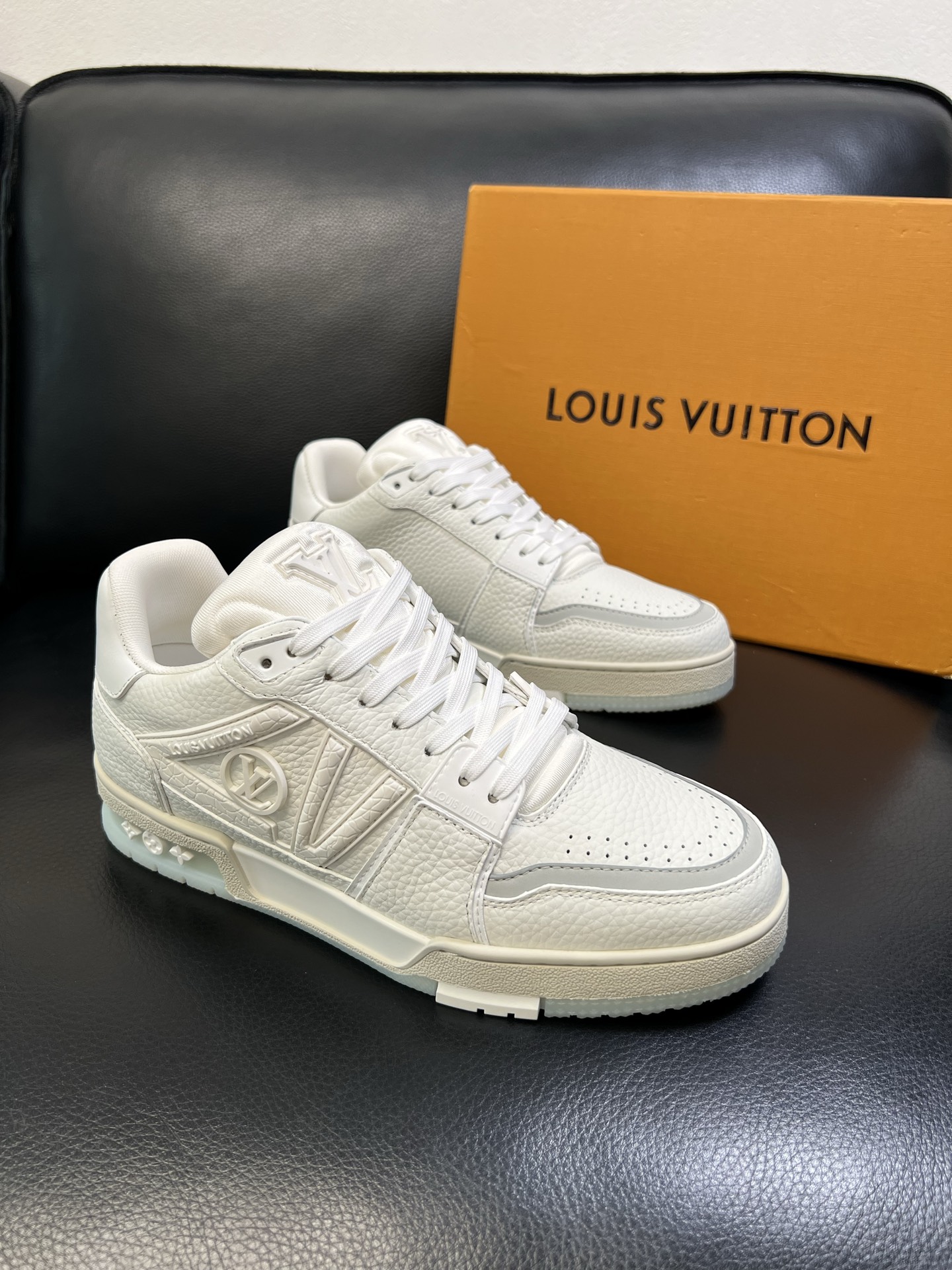Lv 顶级代购 路易威登，运动板鞋专柜同步，鞋面意大利进口，高品质拼接缤纷色彩复杂工艺品，进口网布里垫柔