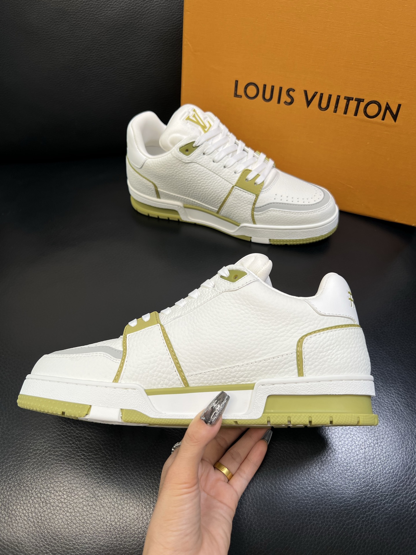 Lv 顶级代购 路易威登，运动板鞋专柜同步，鞋面意大利进口，高品质拼接缤纷色彩复杂工艺品，进口网布里垫柔