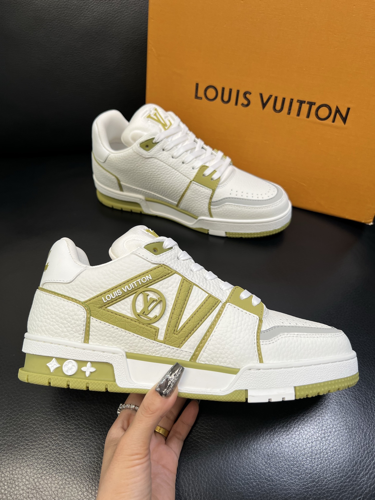 Lv 顶级代购 路易威登，运动板鞋专柜同步，鞋面意大利进口，高品质拼接缤纷色彩复杂工艺品，进口网布里垫柔