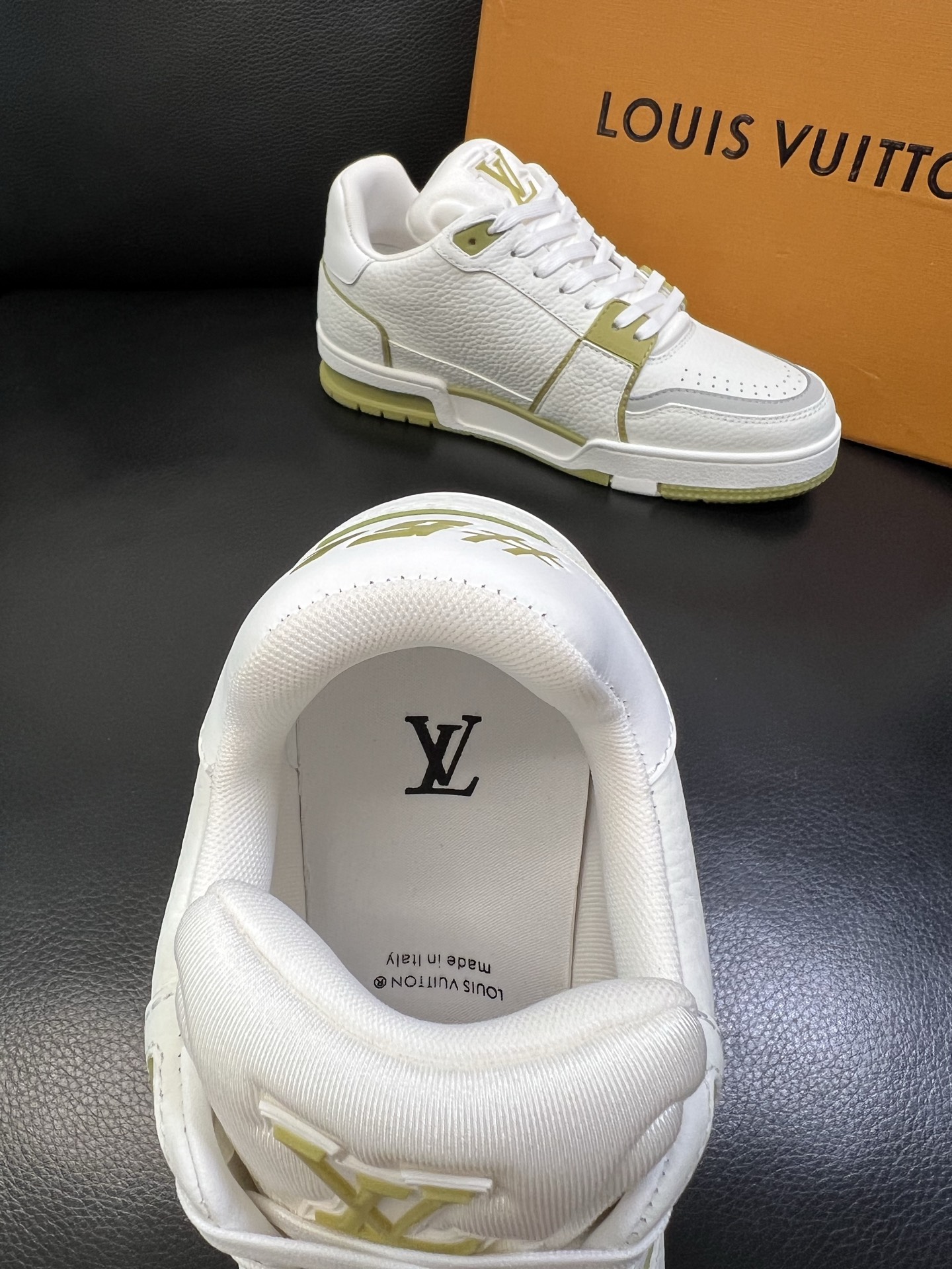 Lv 顶级代购 路易威登，运动板鞋专柜同步，鞋面意大利进口，高品质拼接缤纷色彩复杂工艺品，进口网布里垫柔