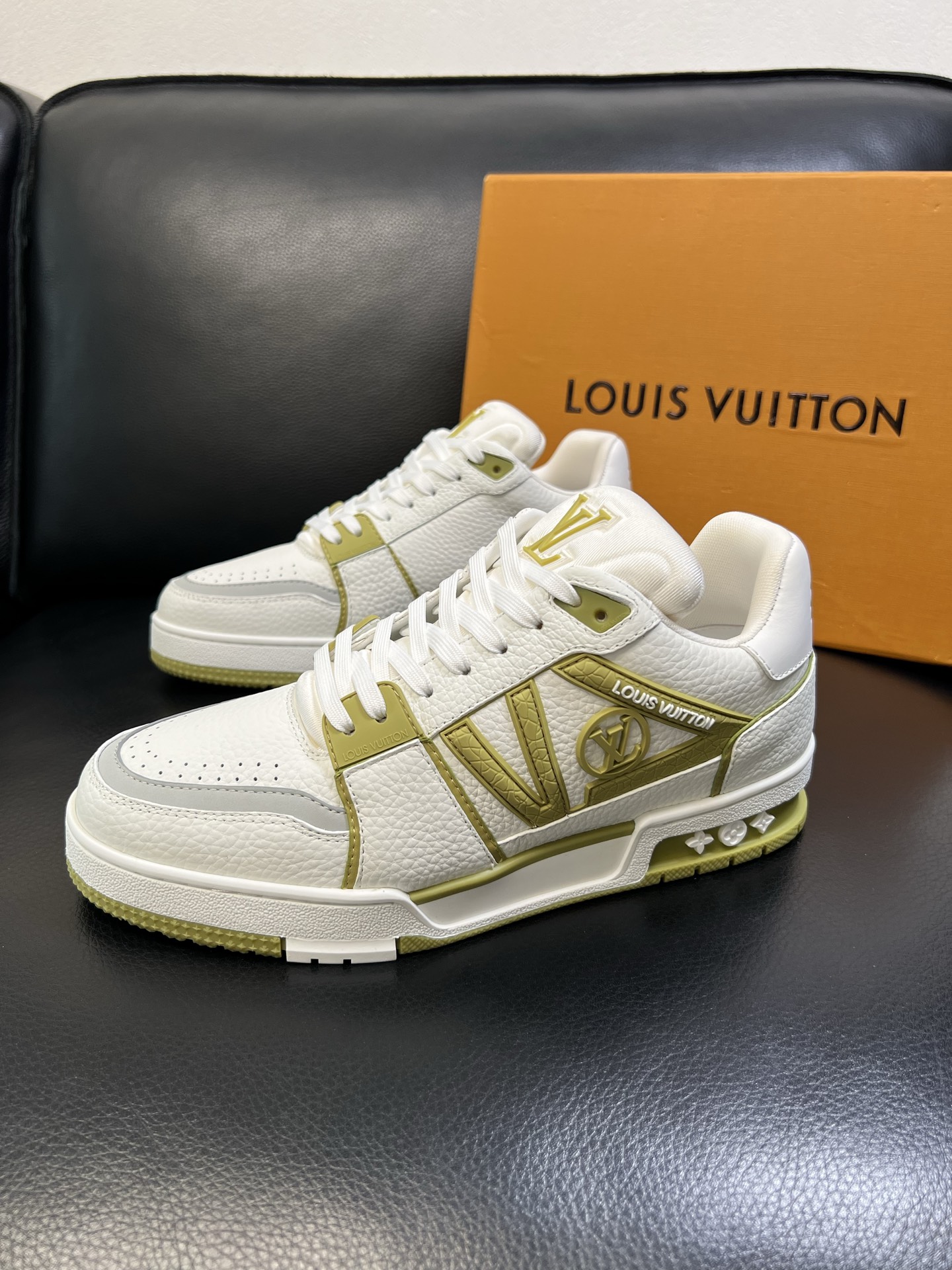 Lv 顶级代购 路易威登，运动板鞋专柜同步，鞋面意大利进口，高品质拼接缤纷色彩复杂工艺品，进口网布里垫柔