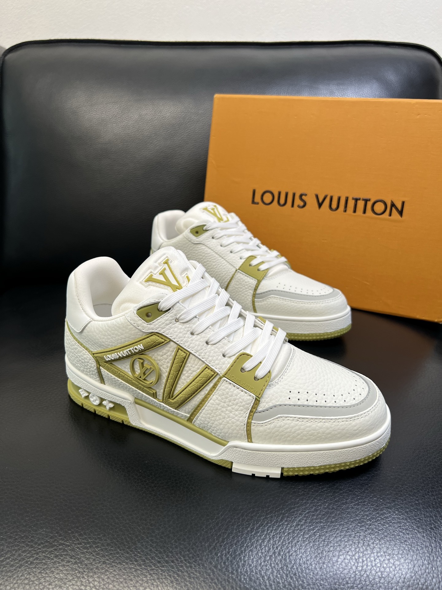 Lv 顶级代购 路易威登，运动板鞋专柜同步，鞋面意大利进口，高品质拼接缤纷色彩复杂工艺品，进口网布里垫柔