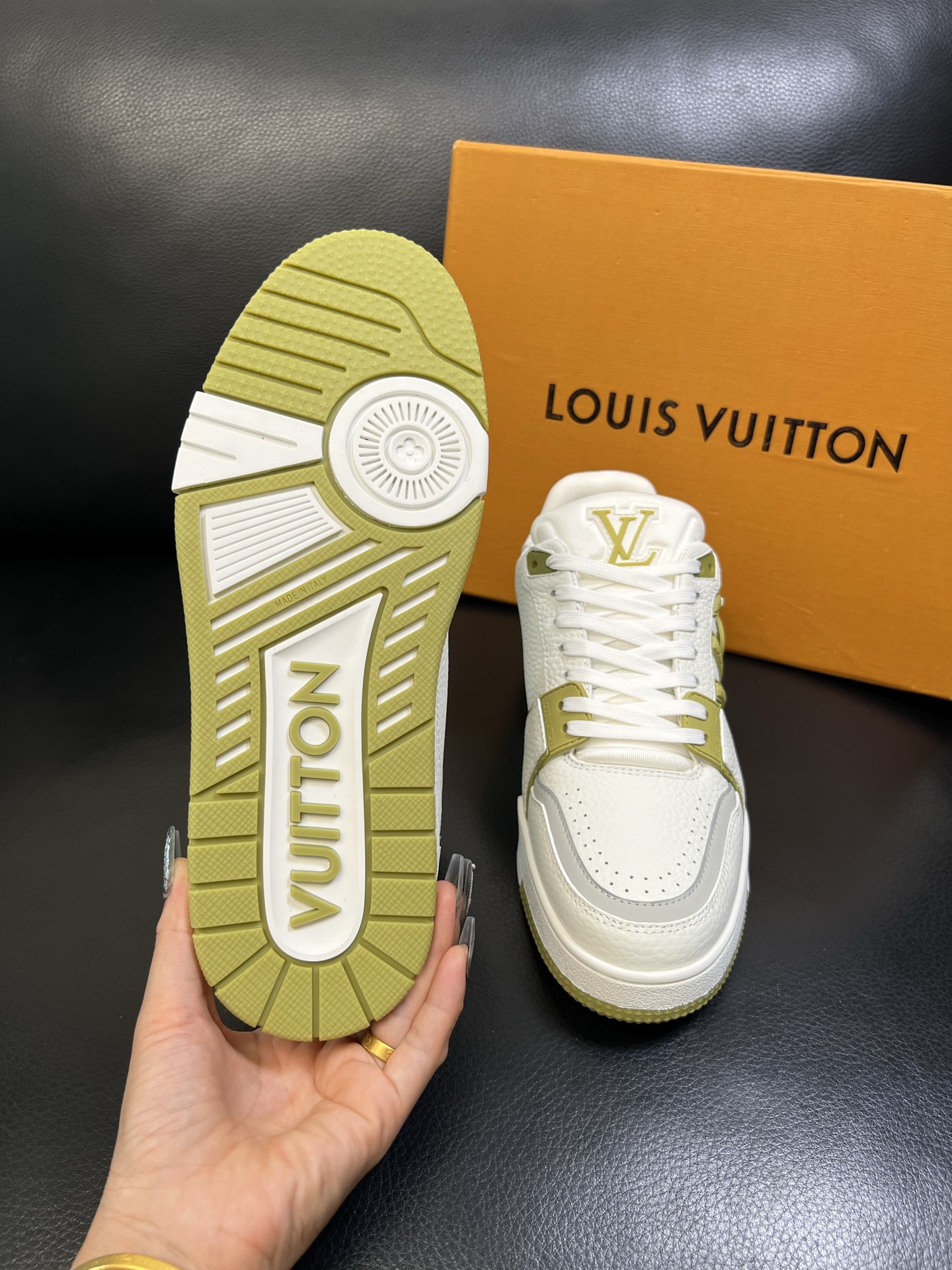 Lv 顶级代购 路易威登，运动板鞋专柜同步，鞋面意大利进口，高品质拼接缤纷色彩复杂工艺品，进口网布里垫柔
