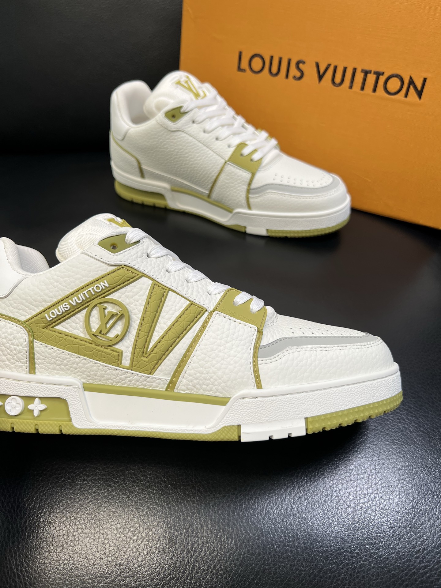 Lv 顶级代购 路易威登，运动板鞋专柜同步，鞋面意大利进口，高品质拼接缤纷色彩复杂工艺品，进口网布里垫柔