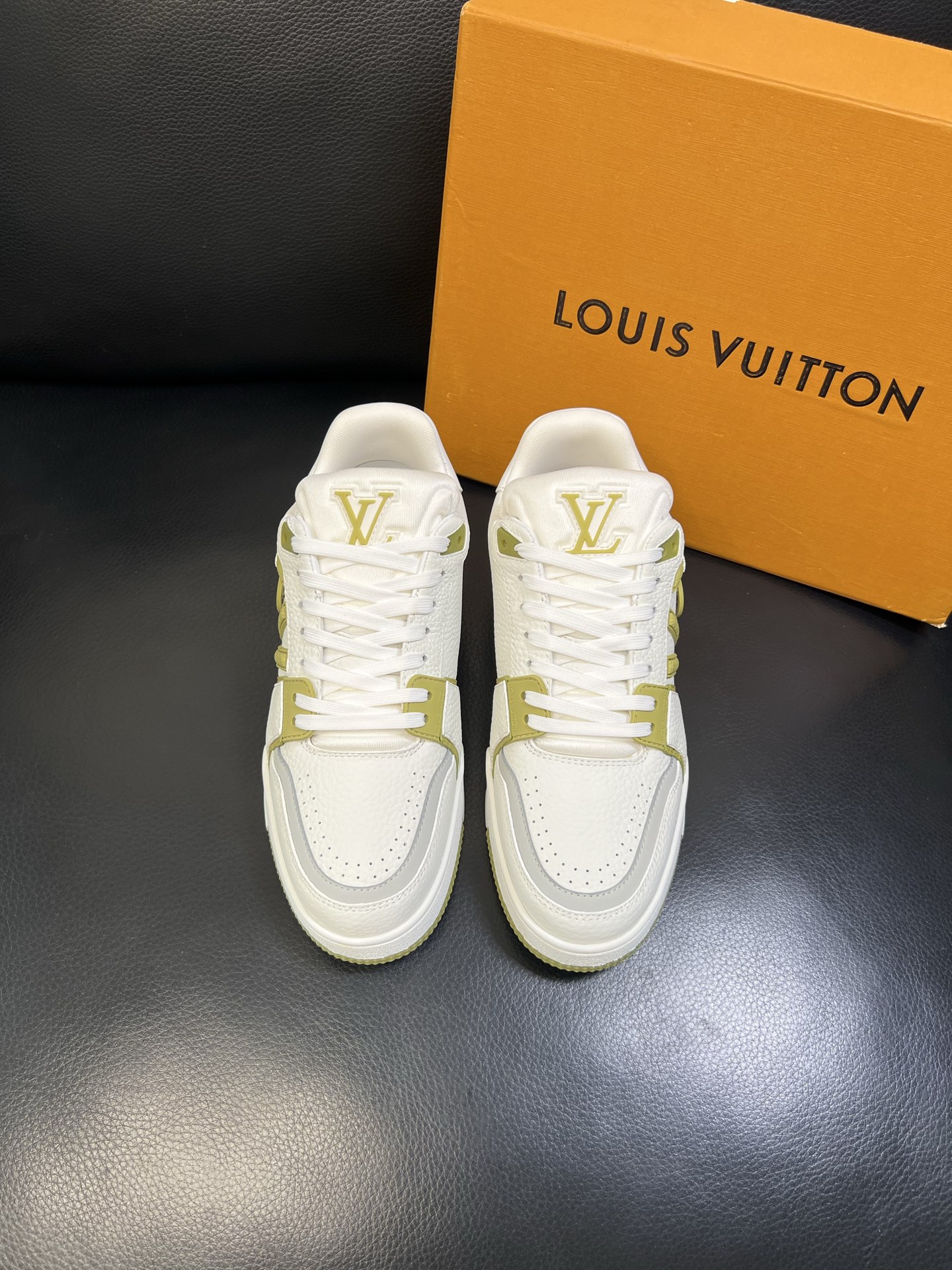 Lv 顶级代购 路易威登，运动板鞋专柜同步，鞋面意大利进口，高品质拼接缤纷色彩复杂工艺品，进口网布里垫柔