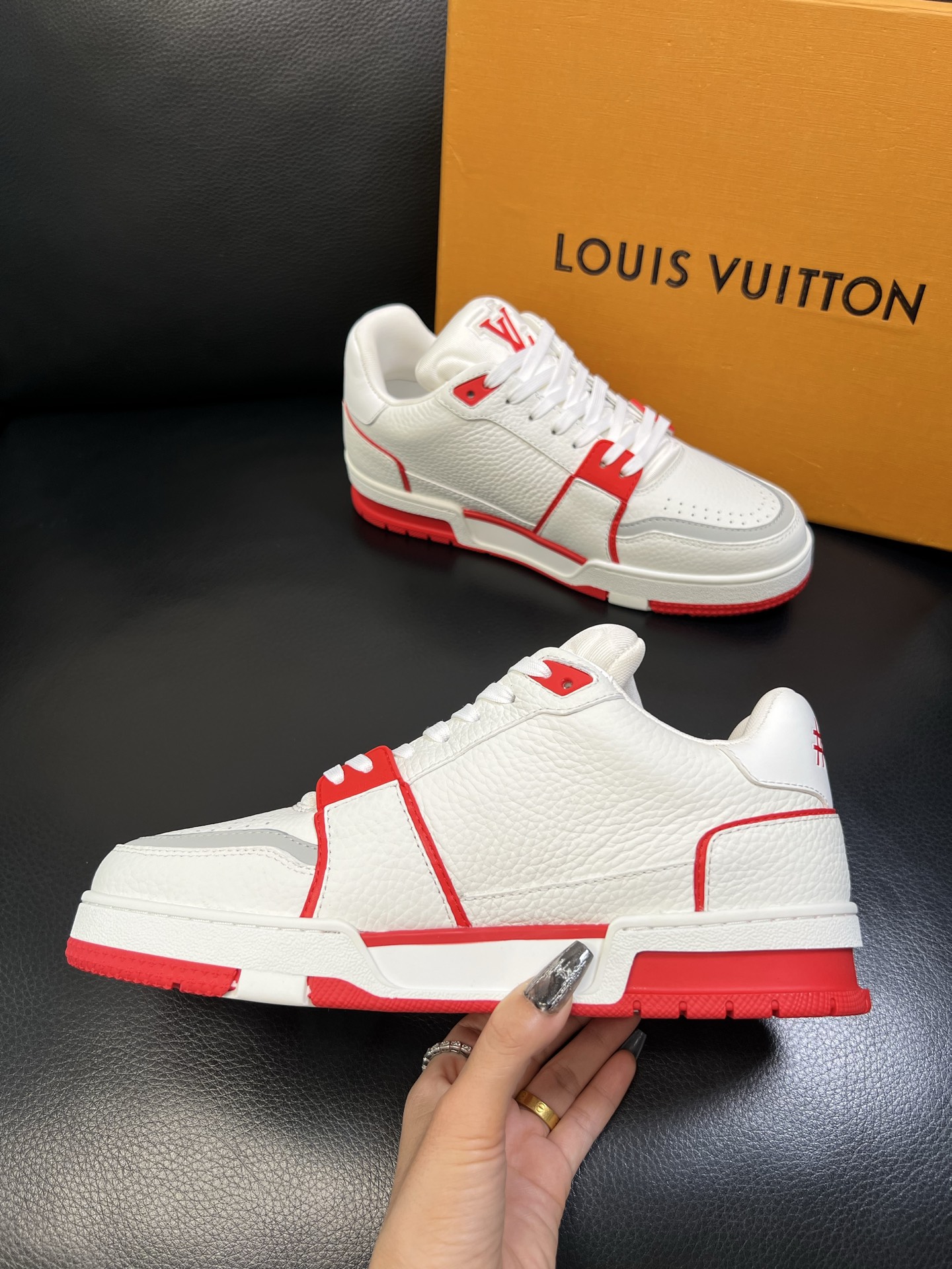 Lv 顶级代购 路易威登，运动板鞋专柜同步，鞋面意大利进口，高品质拼接缤纷色彩复杂工艺品，进口网布里垫柔