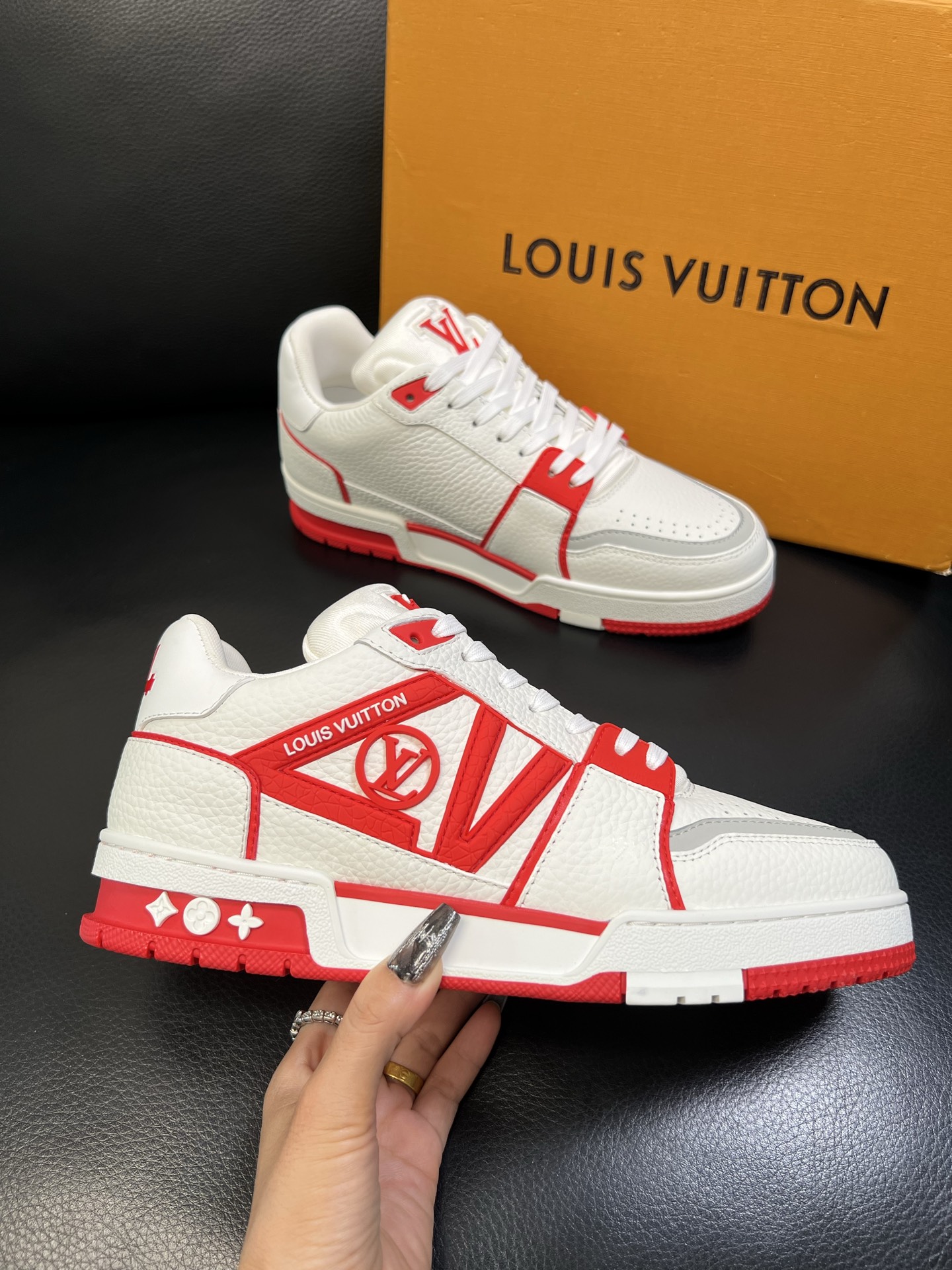 Lv 顶级代购 路易威登，运动板鞋专柜同步，鞋面意大利进口，高品质拼接缤纷色彩复杂工艺品，进口网布里垫柔