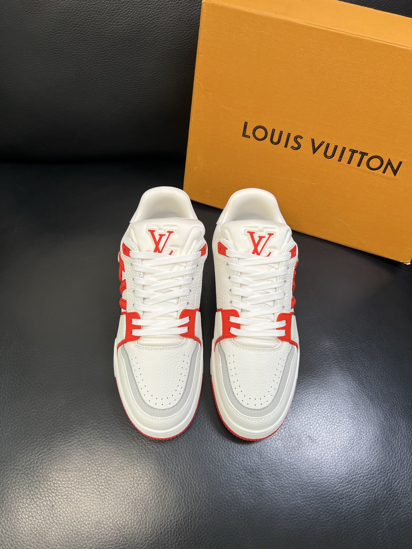 Lv 顶级代购 路易威登，运动板鞋专柜同步，鞋面意大利进口，高品质拼接缤纷色彩复杂工艺品，进口网布里垫柔
