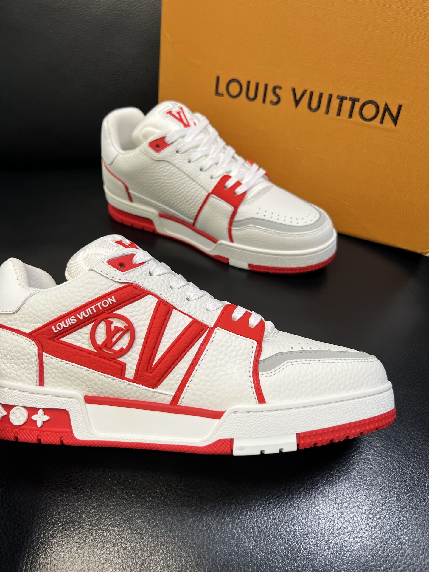 Lv 顶级代购 路易威登，运动板鞋专柜同步，鞋面意大利进口，高品质拼接缤纷色彩复杂工艺品，进口网布里垫柔