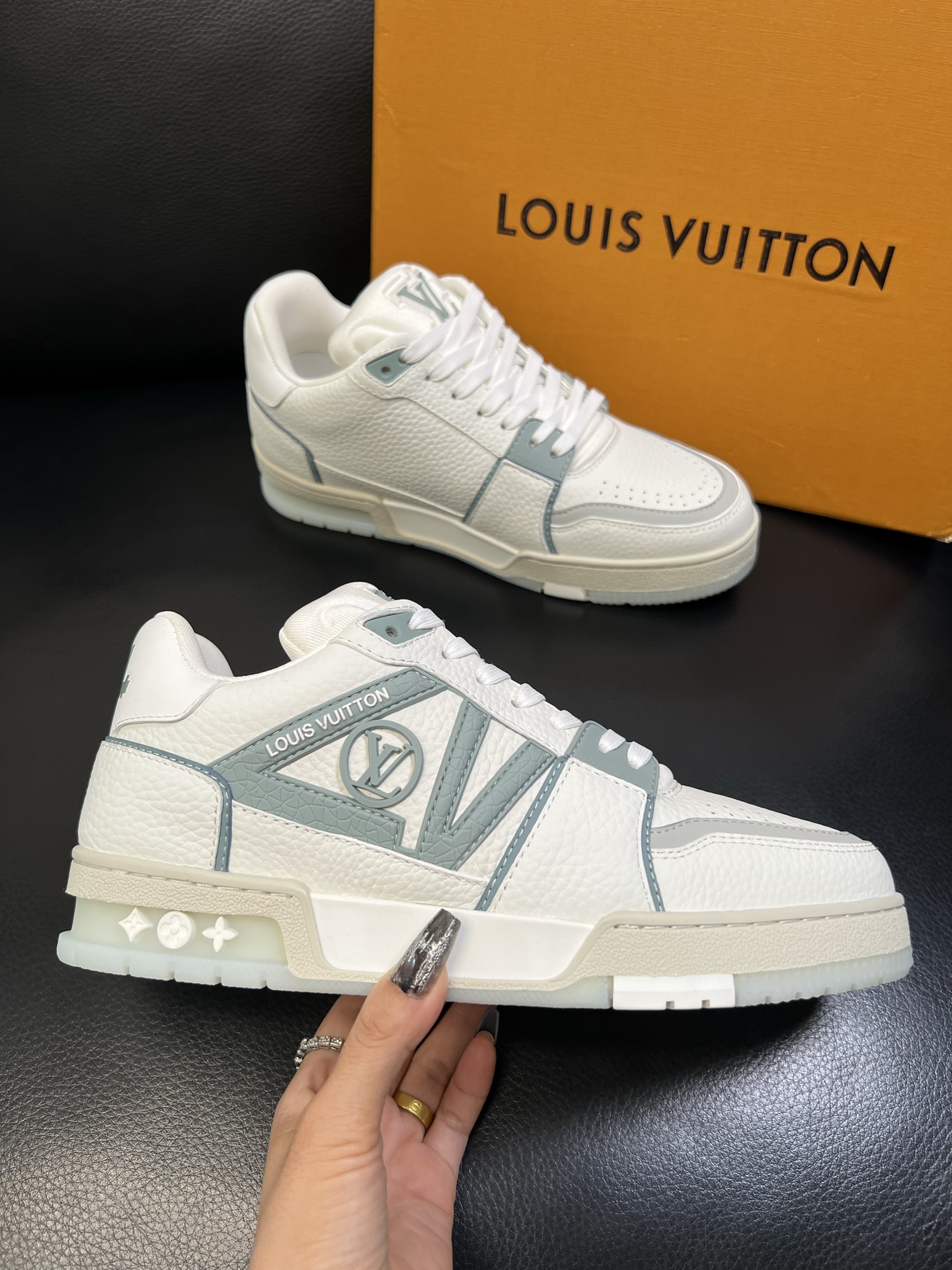 Lv 顶级代购 路易威登，运动板鞋专柜同步，鞋面意大利进口，高品质拼接缤纷色彩复杂工艺品，进口网布里垫柔