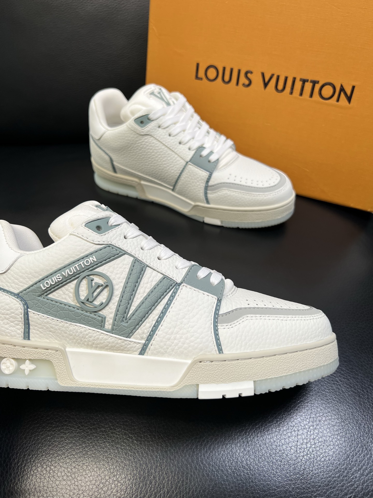 Lv 顶级代购 路易威登，运动板鞋专柜同步，鞋面意大利进口，高品质拼接缤纷色彩复杂工艺品，进口网布里垫柔