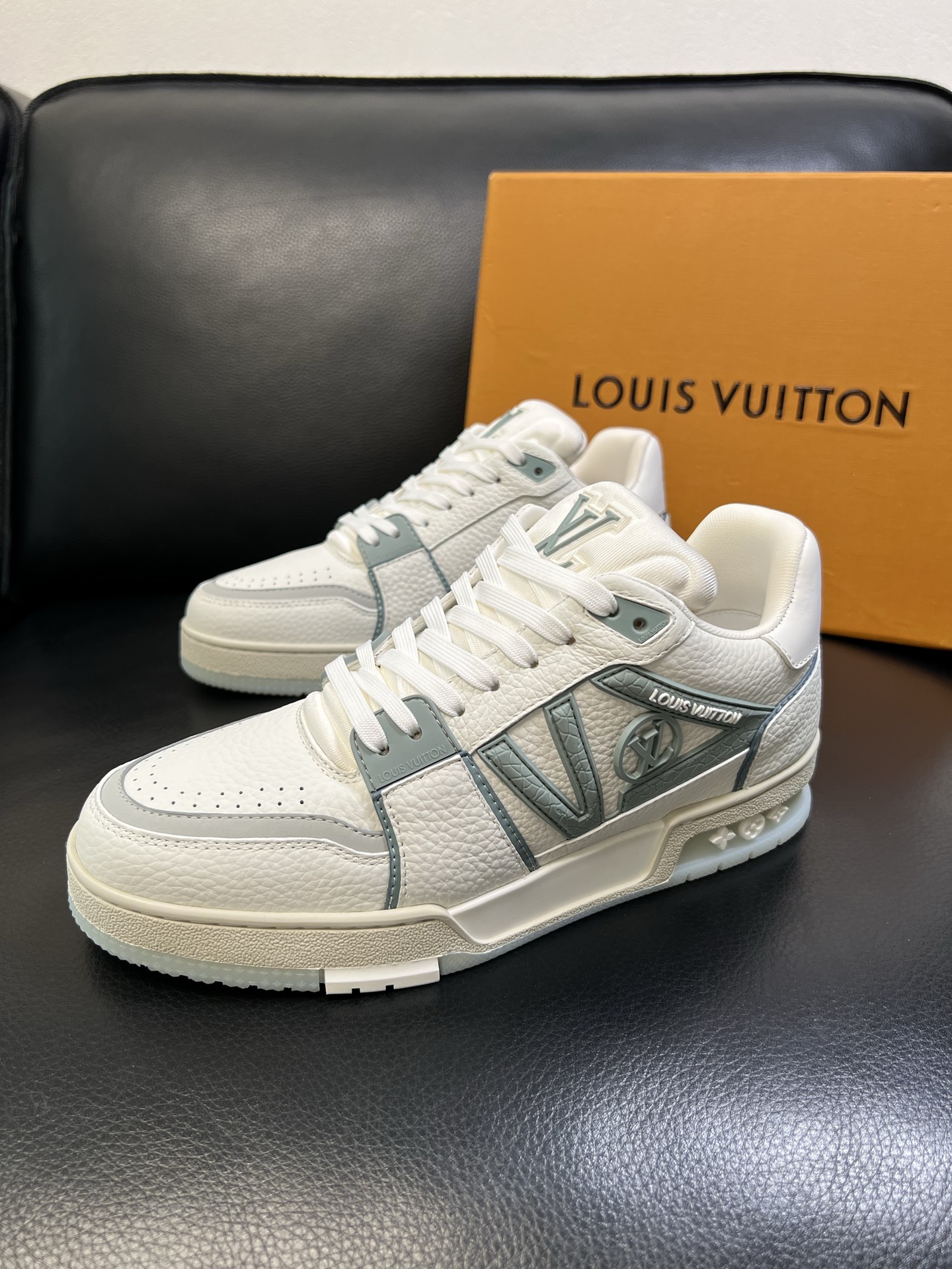 Lv 顶级代购 路易威登，运动板鞋专柜同步，鞋面意大利进口，高品质拼接缤纷色彩复杂工艺品，进口网布里垫柔