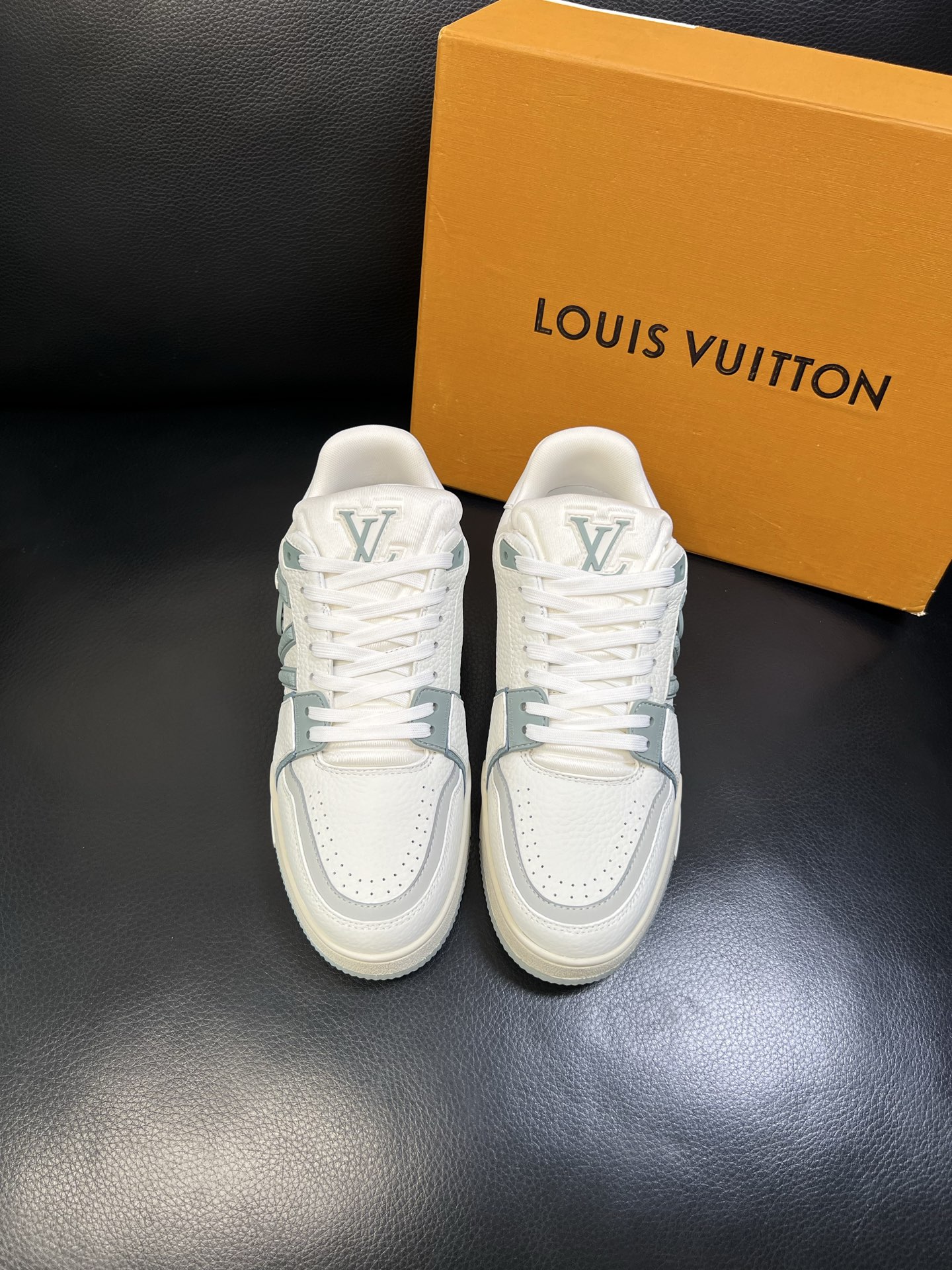 Lv 顶级代购 路易威登，运动板鞋专柜同步，鞋面意大利进口，高品质拼接缤纷色彩复杂工艺品，进口网布里垫柔