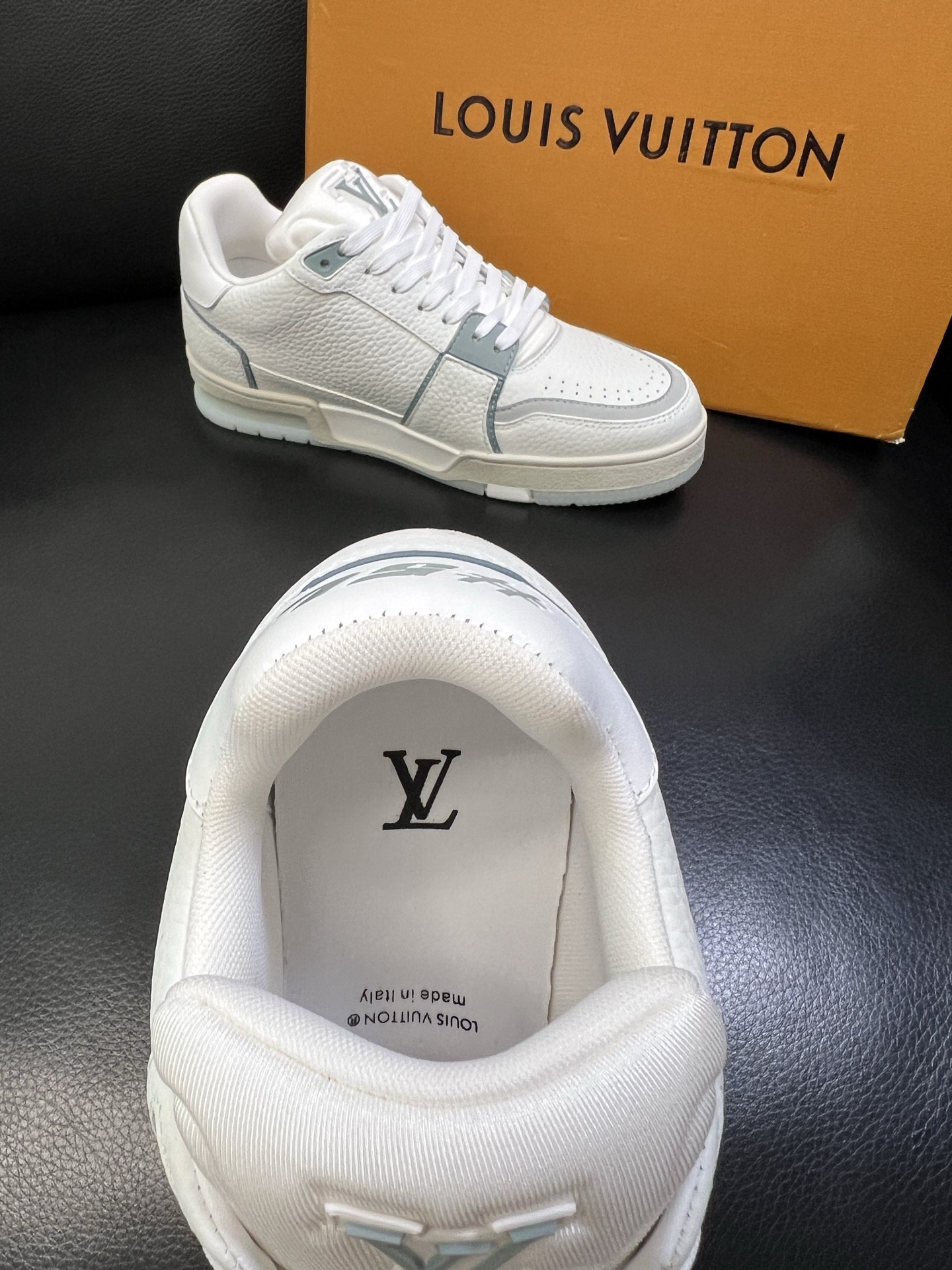 Lv 顶级代购 路易威登，运动板鞋专柜同步，鞋面意大利进口，高品质拼接缤纷色彩复杂工艺品，进口网布里垫柔