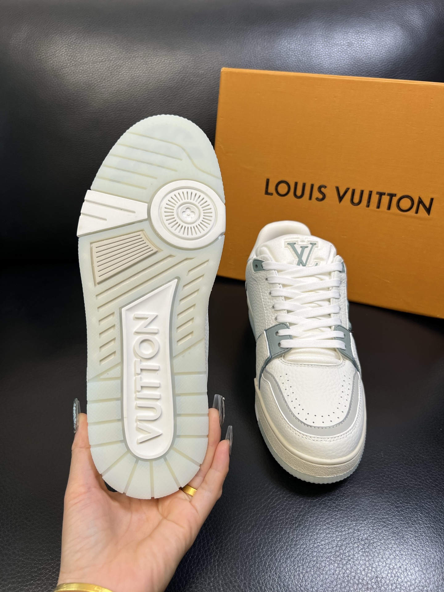 Lv 顶级代购 路易威登，运动板鞋专柜同步，鞋面意大利进口，高品质拼接缤纷色彩复杂工艺品，进口网布里垫柔